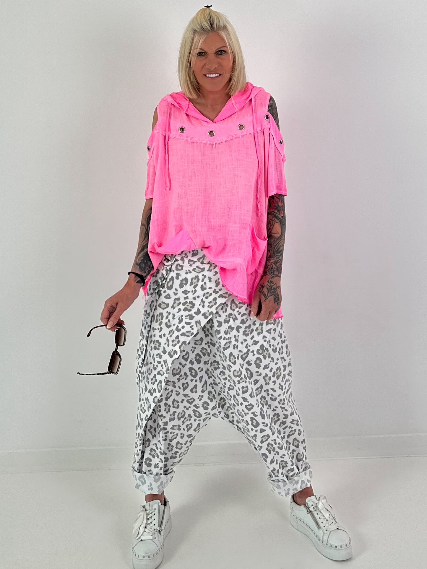 Leinen Shirt mit Ösen und Schulter Cut-Outs - neonpink