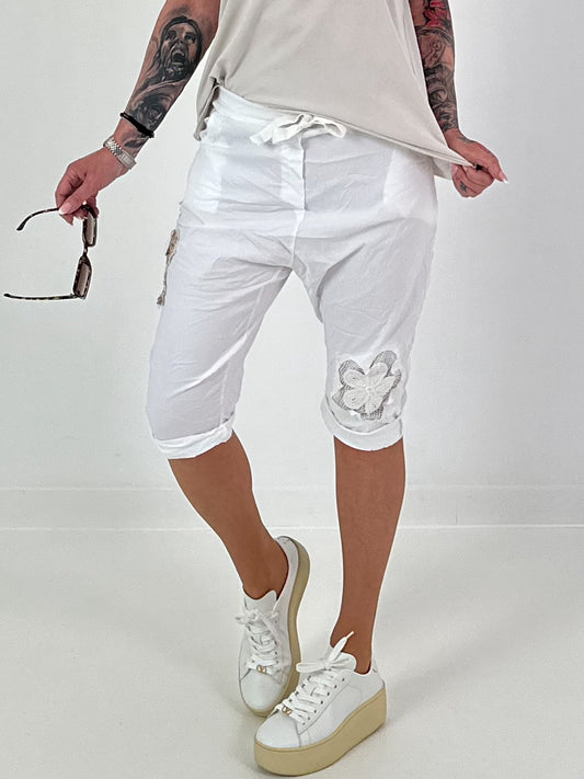 Kurze Baggy mit Häkelblumen und Pailletten - weiss