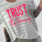 T-Shirt Trust the Timing - ecru-hellblau