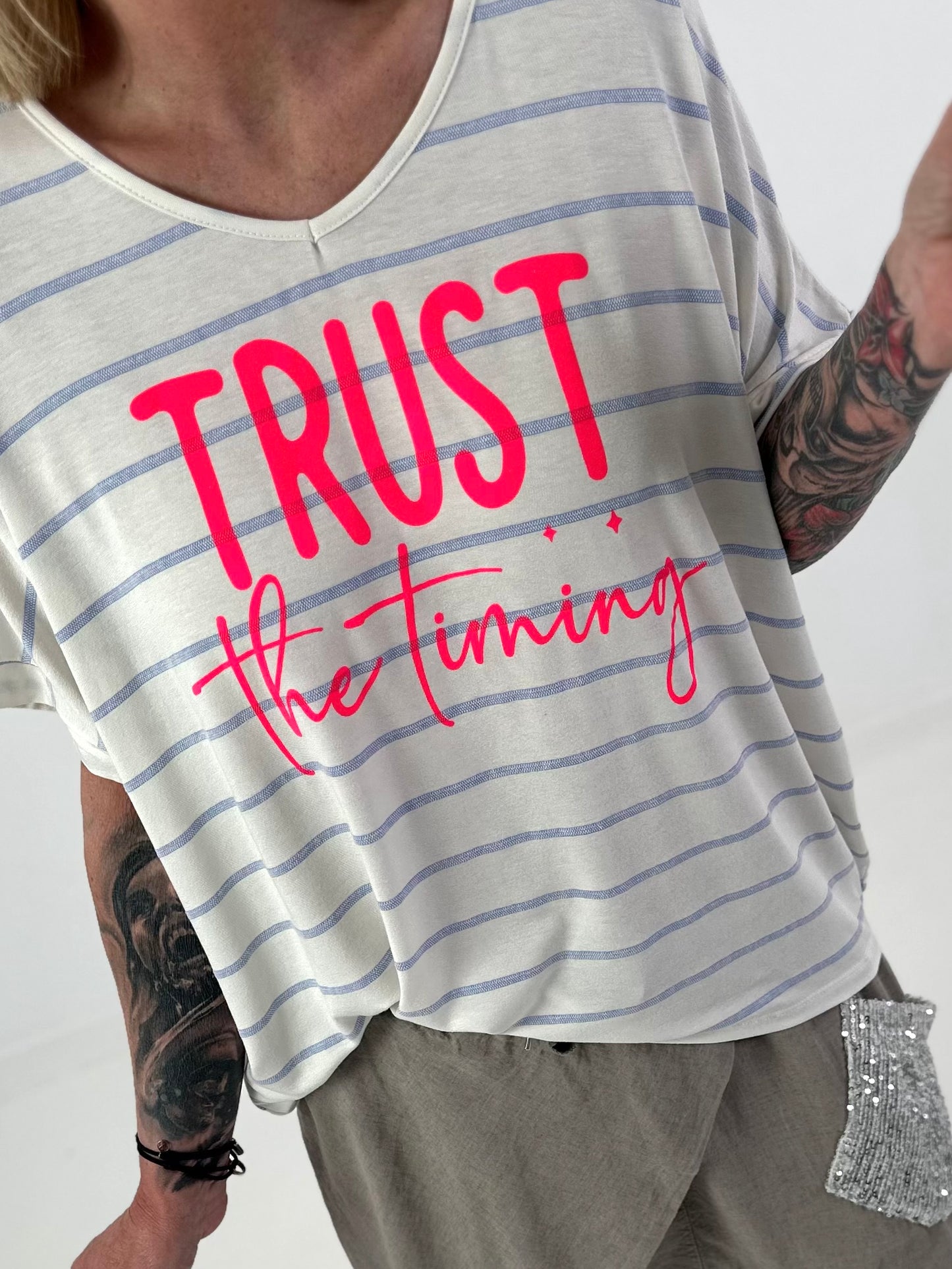 T-Shirt Trust the Timing - ecru-hellblau
