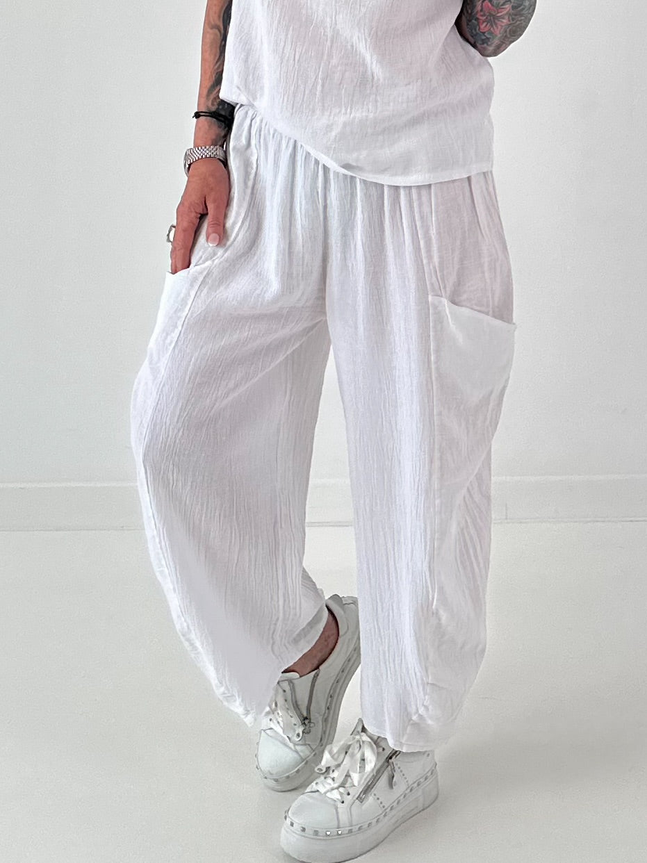 Grobe Hose im Materialmix mit großen Taschen - weiss