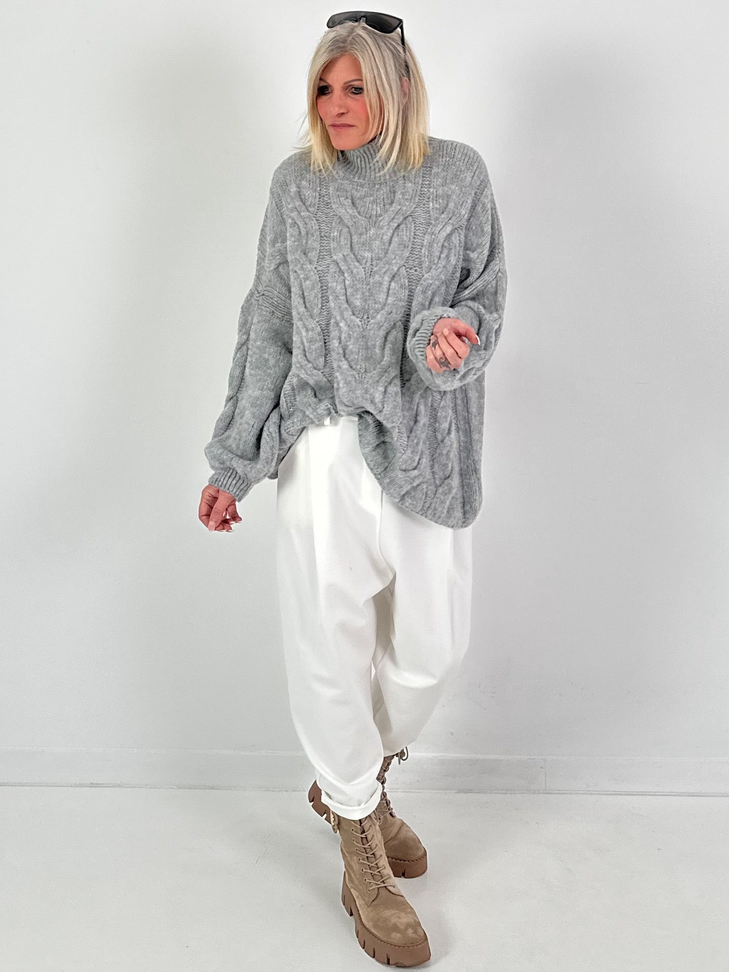 Lässiger Pullover mit Zopfmuster Modell "Pure Cable" - hellgrau