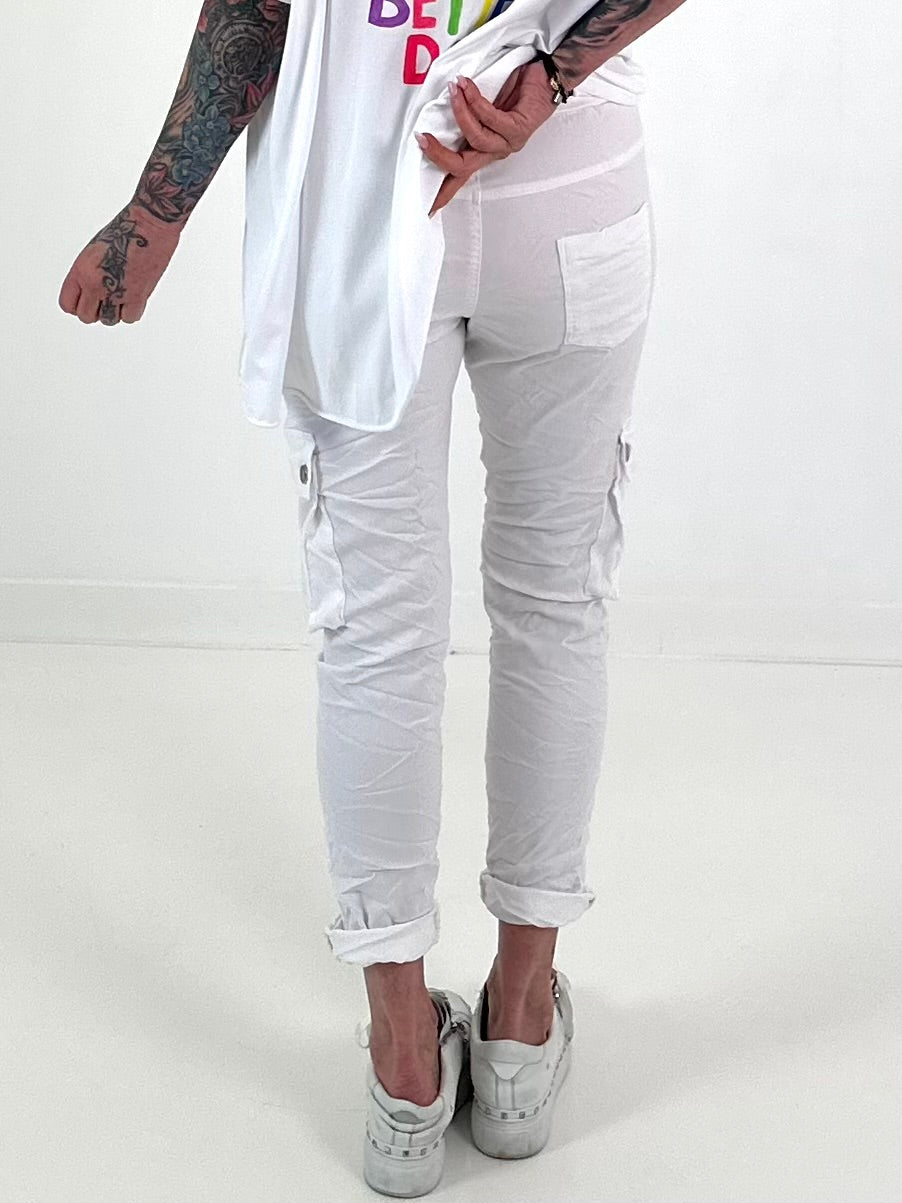 Trousers with crocheted flowers and patch pockets - white