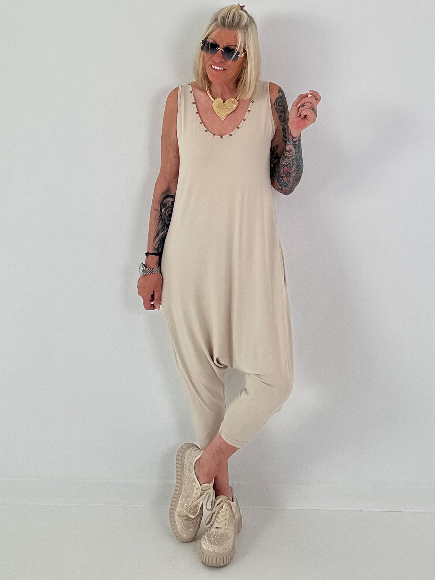 Jumpsuit mit Nieten- beige