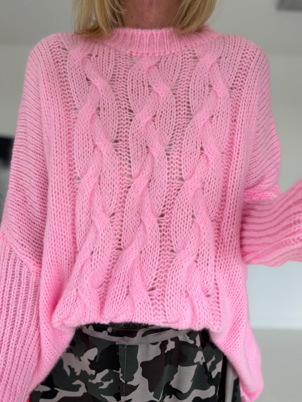 Pullover mit Stulpenärmeln und Zopfmuster - rosa