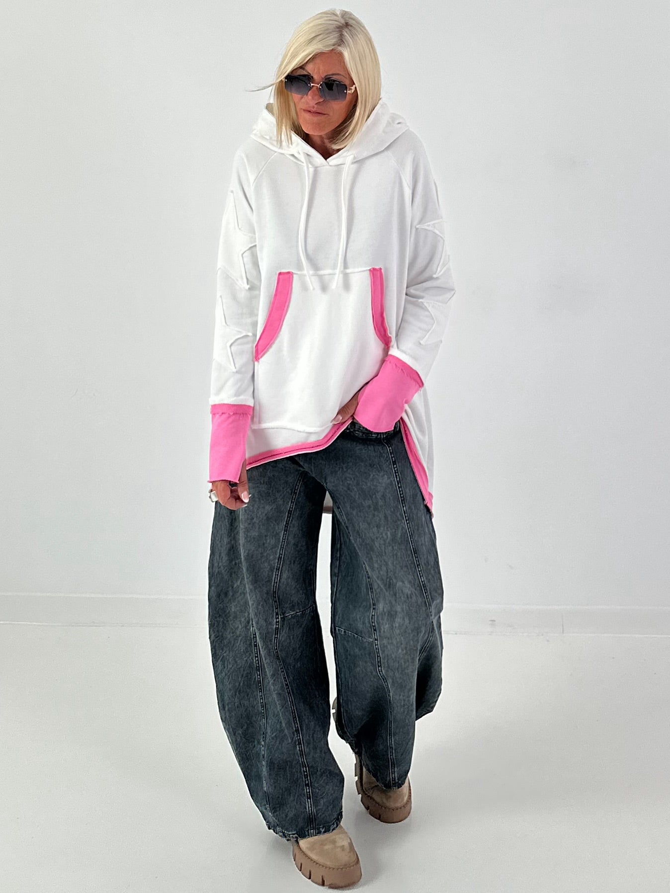 Lässiger Long Hoodie mit Daumenloch und trendigen Sternenelementen - weiss
