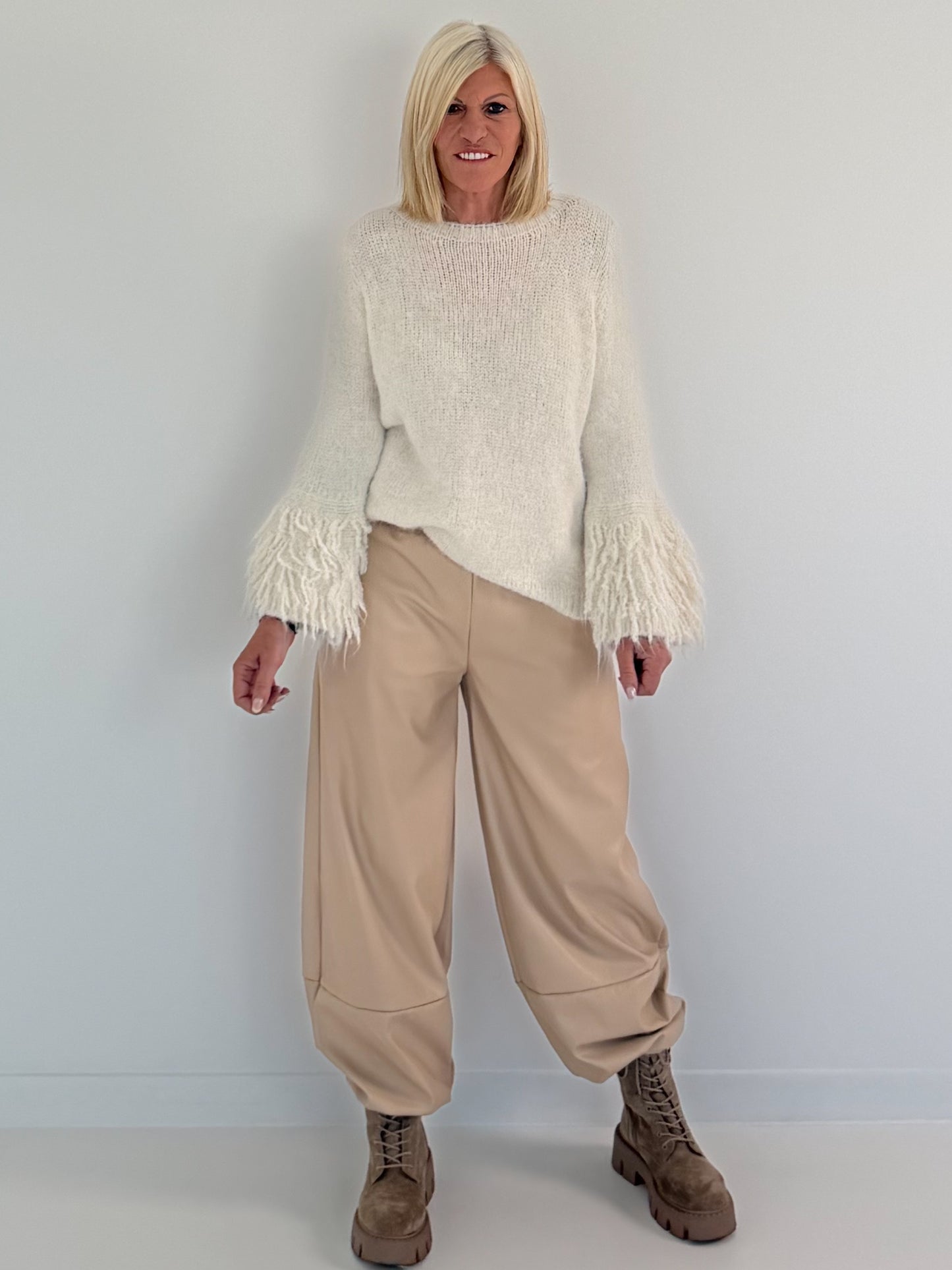 Kuschliger Pullover mit Fransen-Details - creme