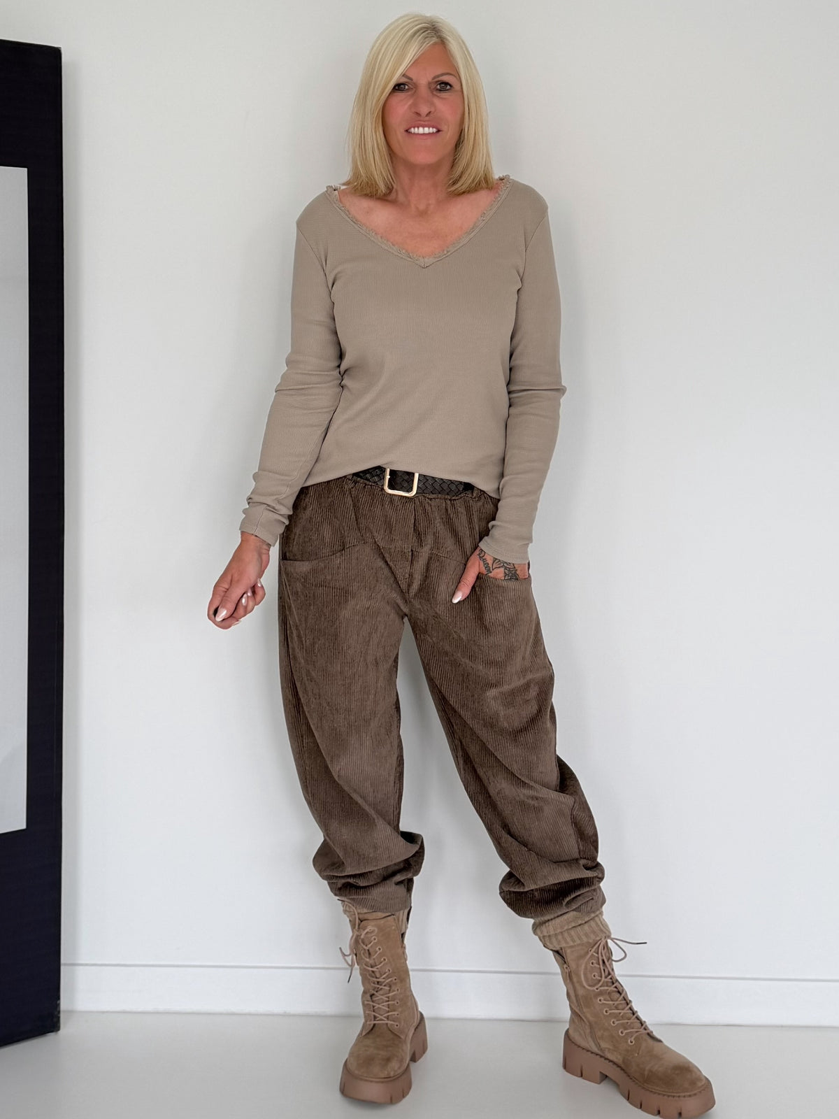 Cordhose mit Gürtel - taupe (lieferbar ab ca. 18.09.26)