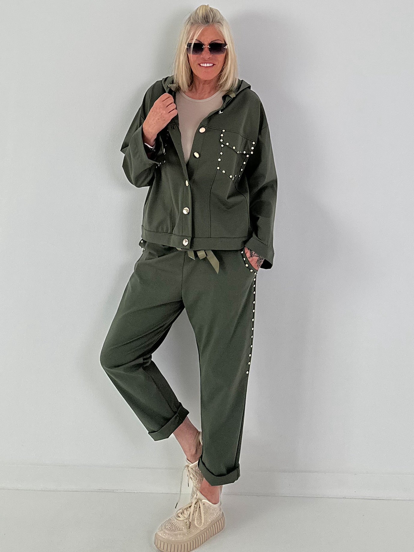 Jacke mit goldenen Nieten-Details - oliv