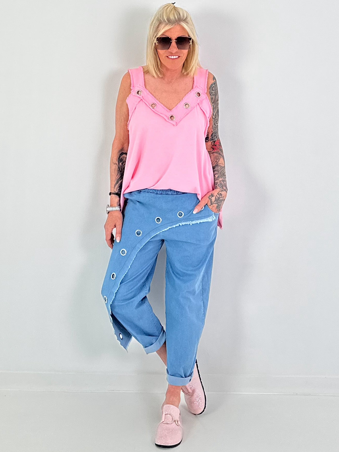 Jeanshose mit silbernen Ösen - hellblau