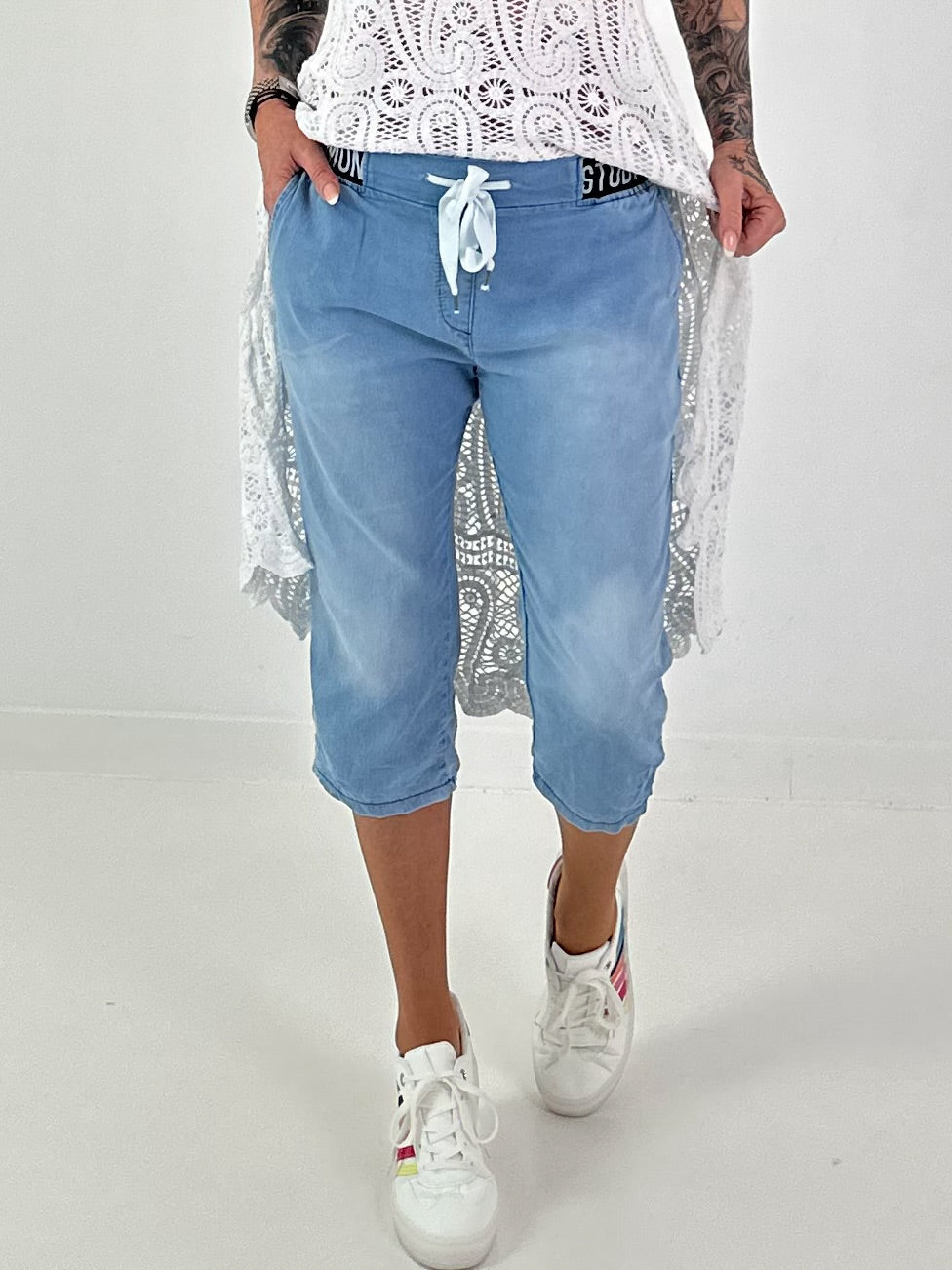 Short jeans with statement waistband - light blue