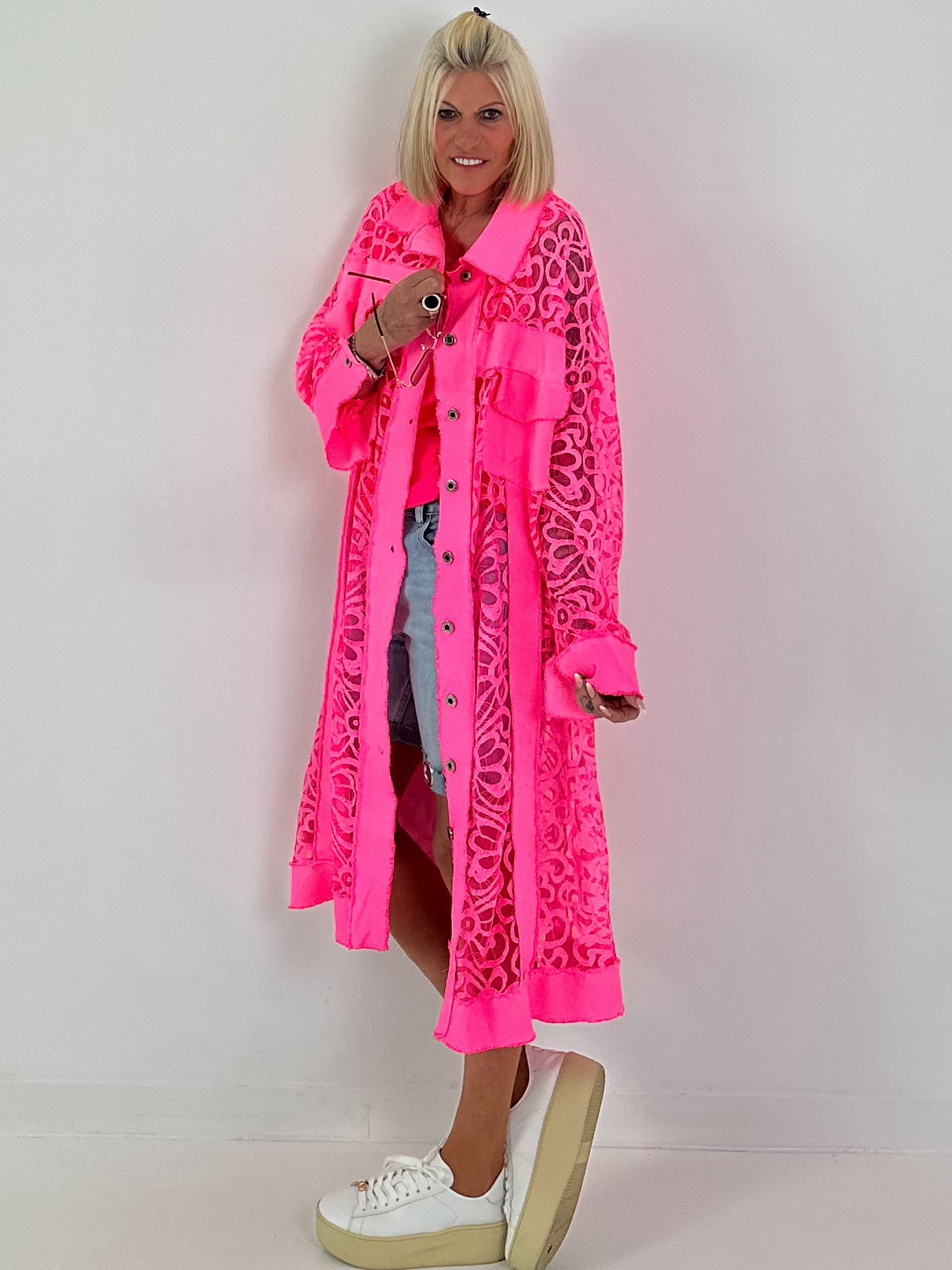 Jeansmantel mit floralem Netzeinsatz - neonpink