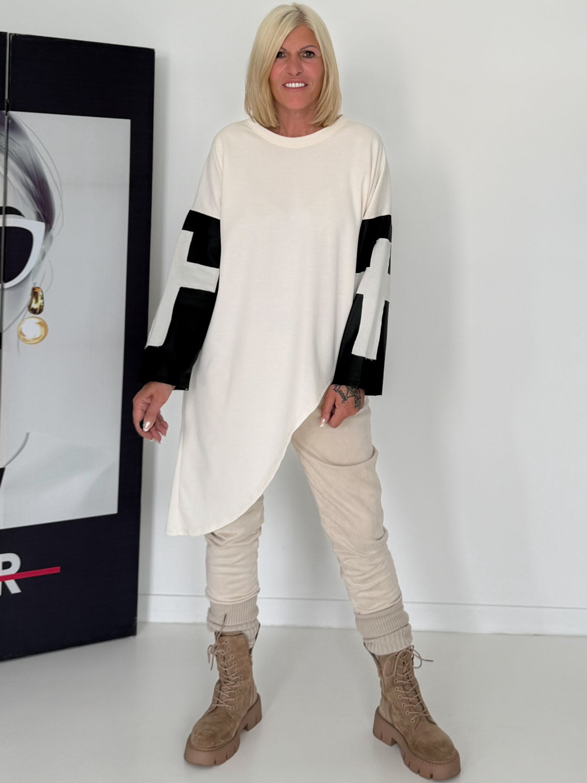 Asymmetrischer Sweater mit Kreuz- und Lederoptik-Details - creme