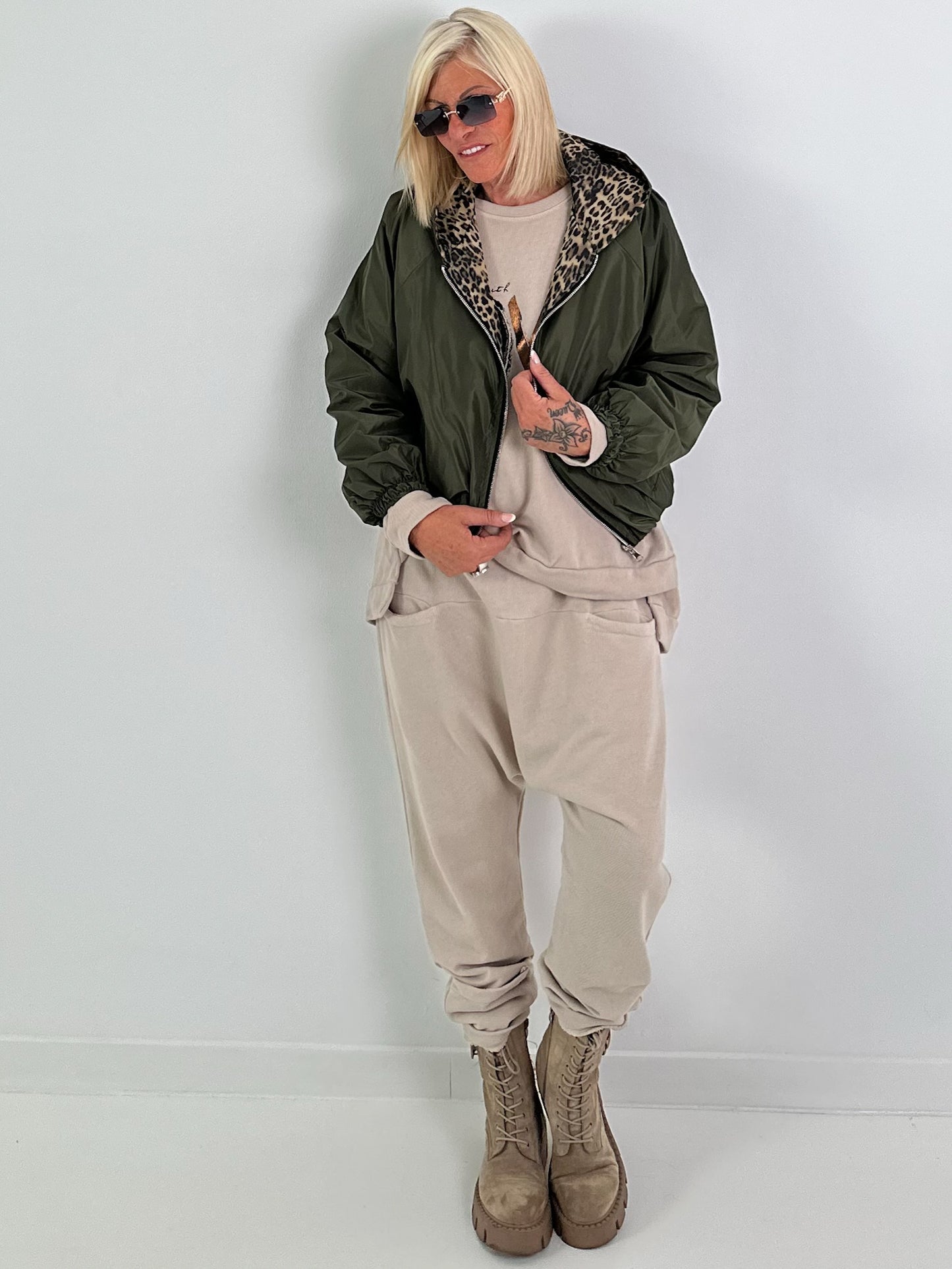 2 in 1 Jacke mit Leo-Print - oliv