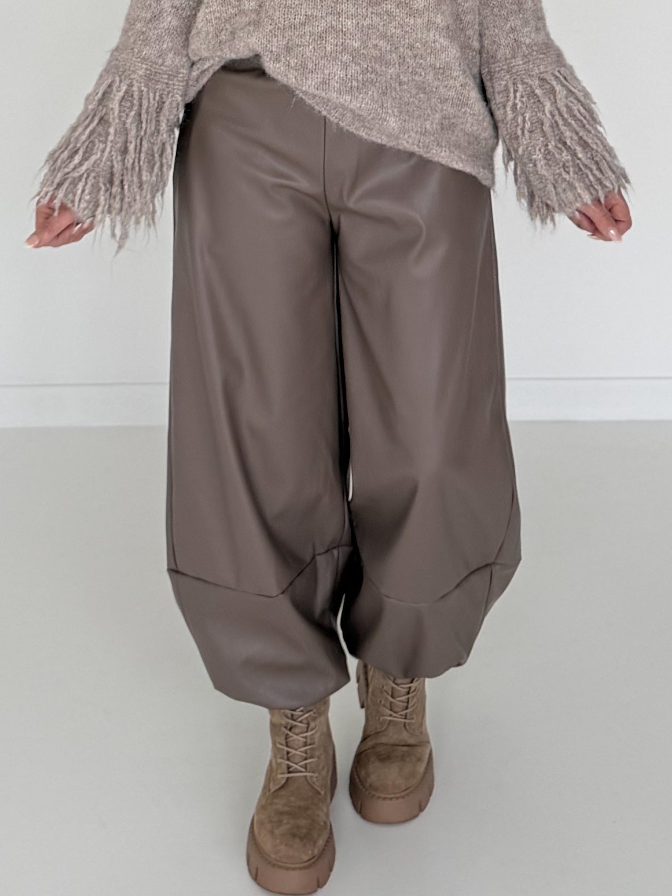 Vegane Lederhose 2 Looks - taupe