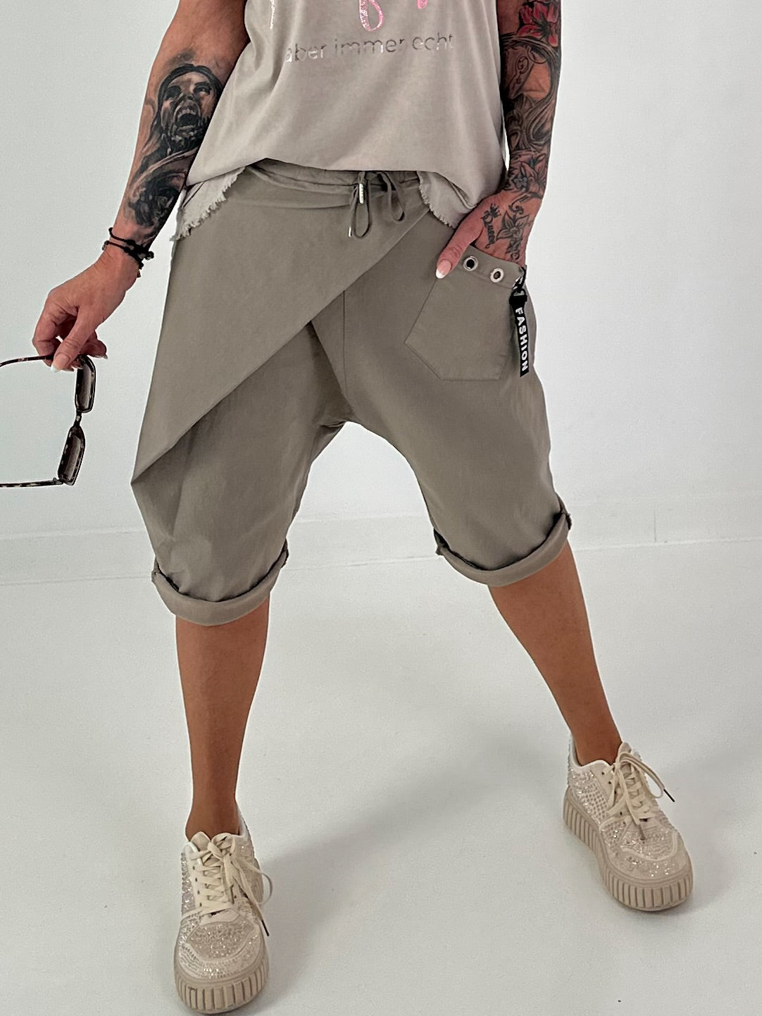 Baggy Short mit Überwurf und Tasche mit Details - taupe