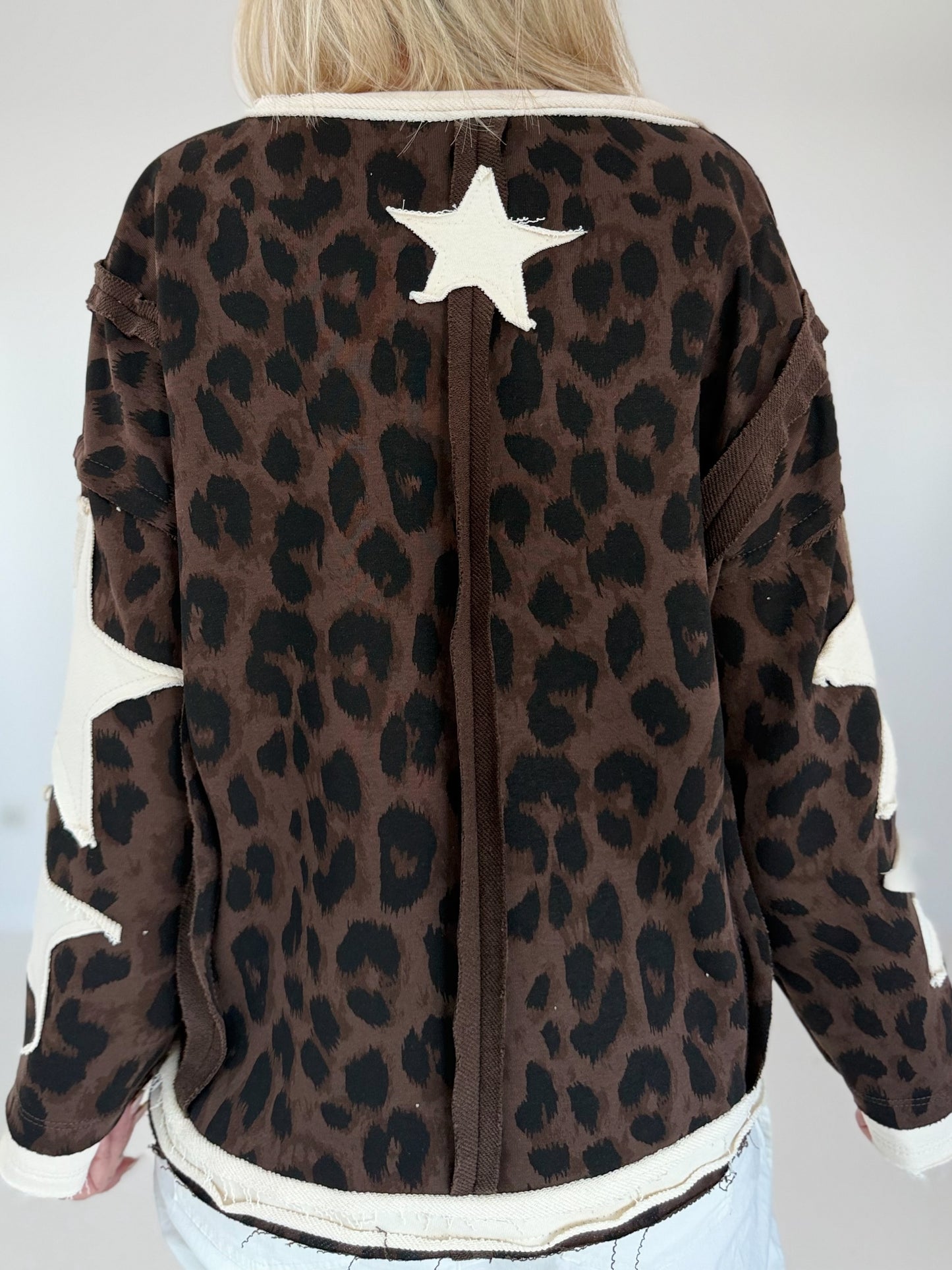 Sweatshirt mit All Over Leo-Print und trendigen Sternelementen - mokka