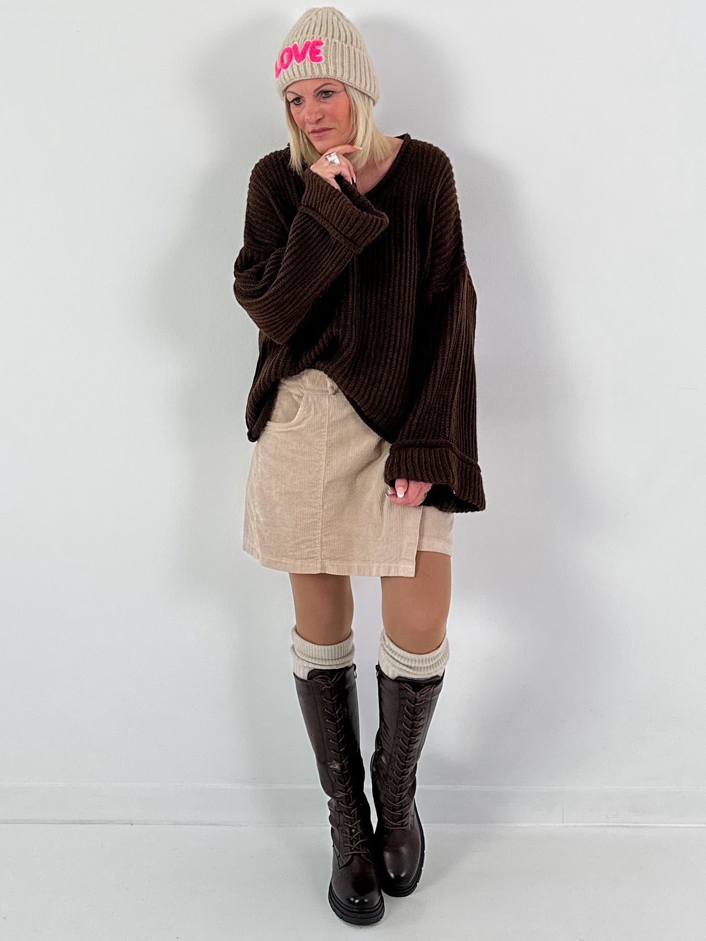 V-hals trui met wijde mouwen, model "Soft Horizon" - bruin