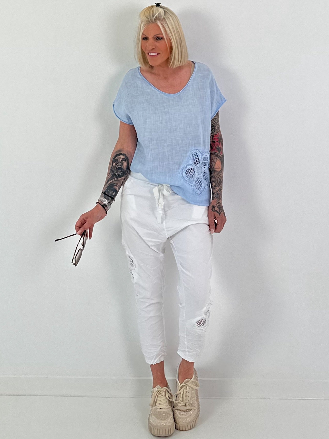 Leinen Shirt mit floralem Häkeleinsatz - hellblau