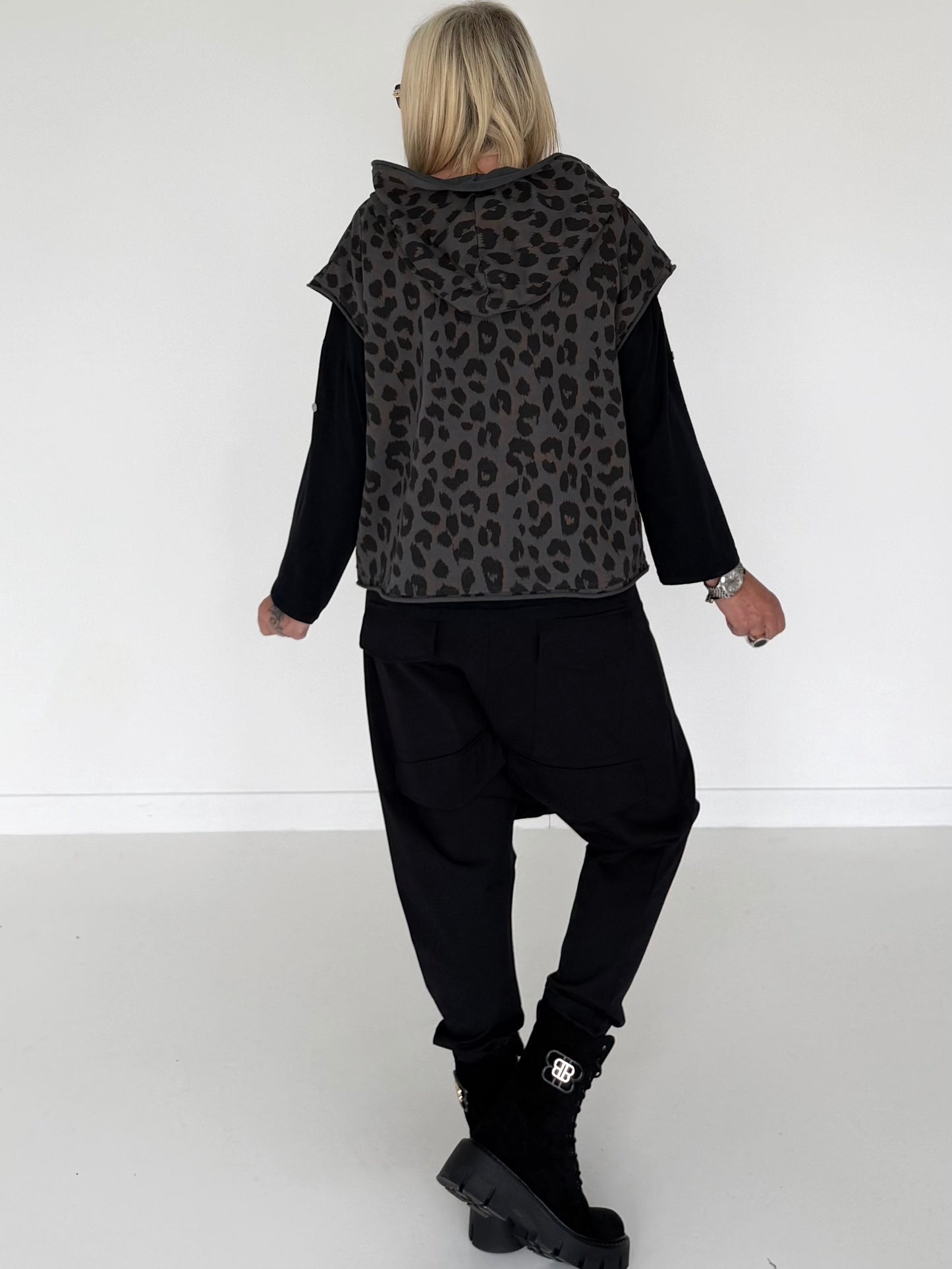 Kurzarm-Hoodie mit All Over Leo-Print - anthrazit ( lieferbar ab ca 28.08.26)