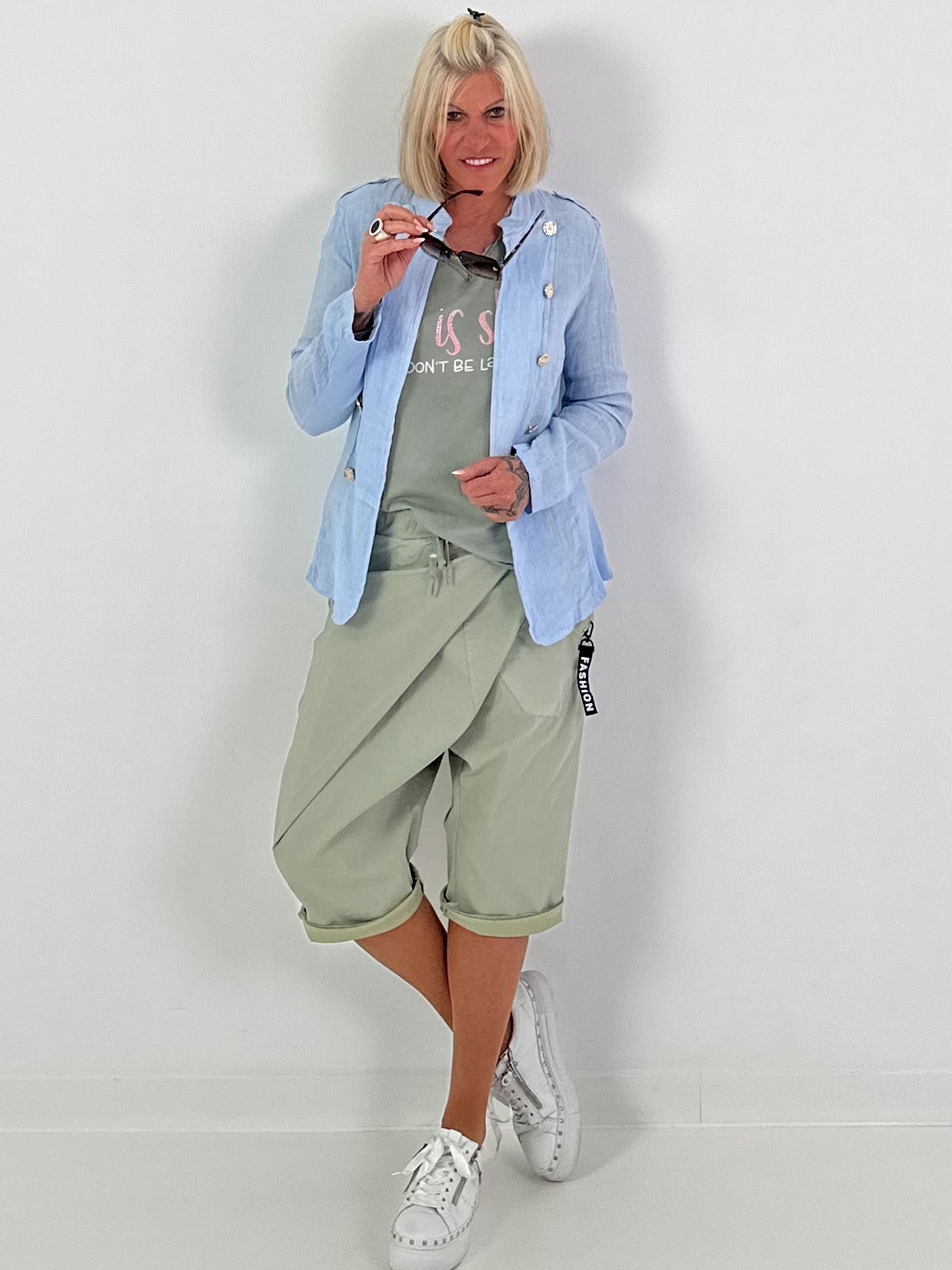 Leinen Blazer mit Zierknöpfen und Ripp-Details - hellblau