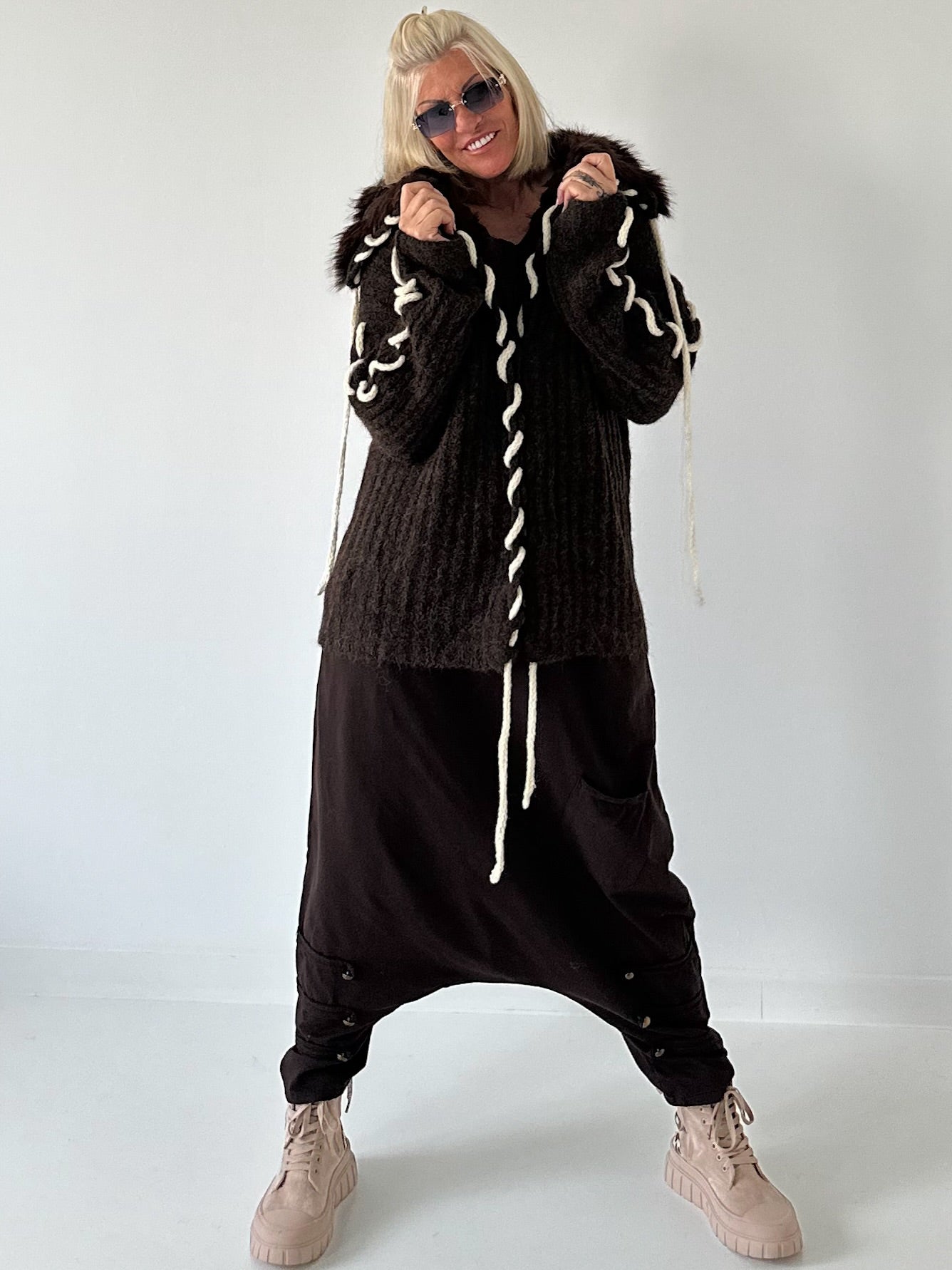 Cuddly knit cardigan with XXL fur collar - mocha