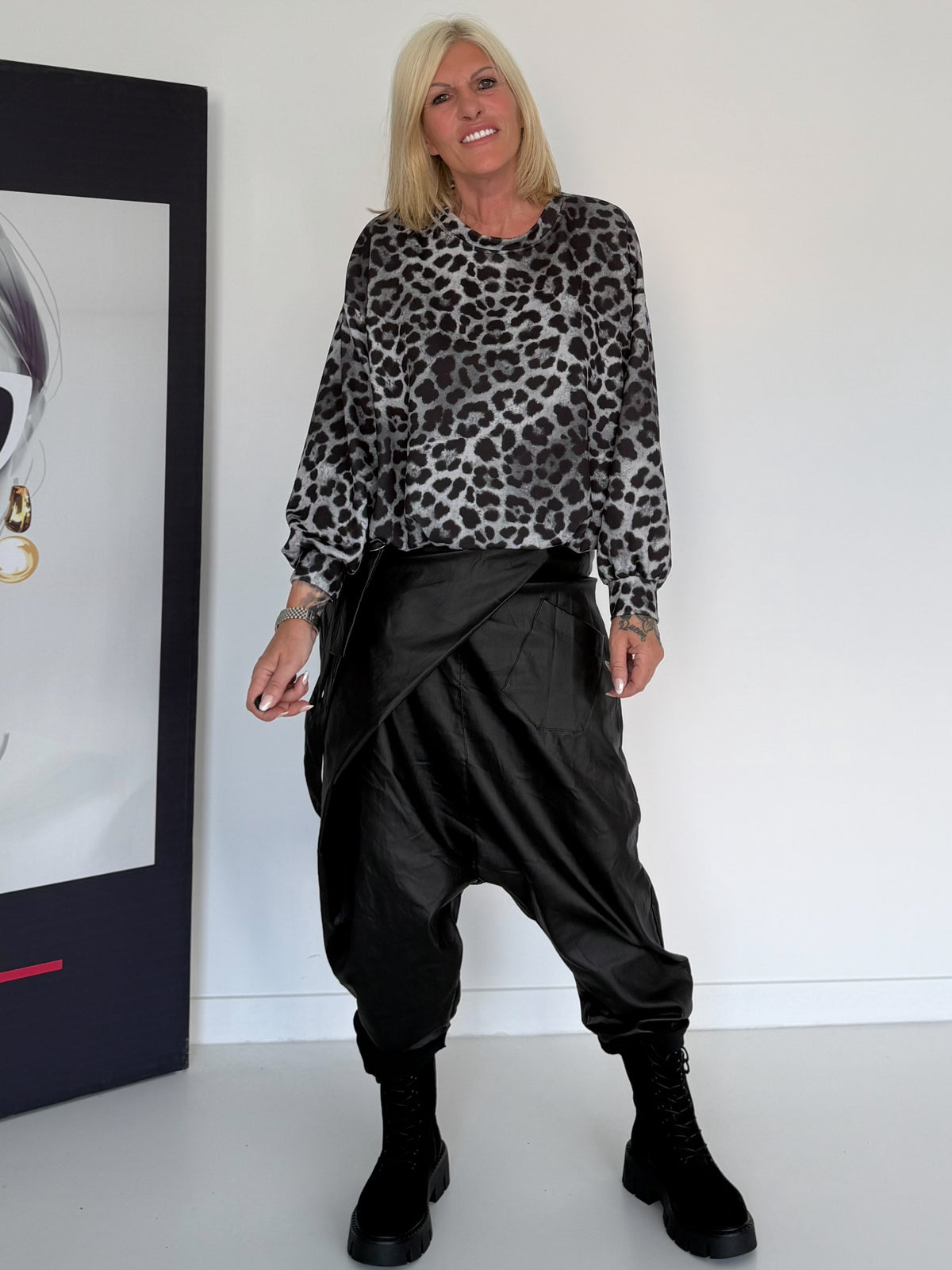 Ballonsweater im All Over Leo-Look - grau-leo-mehrfarbig