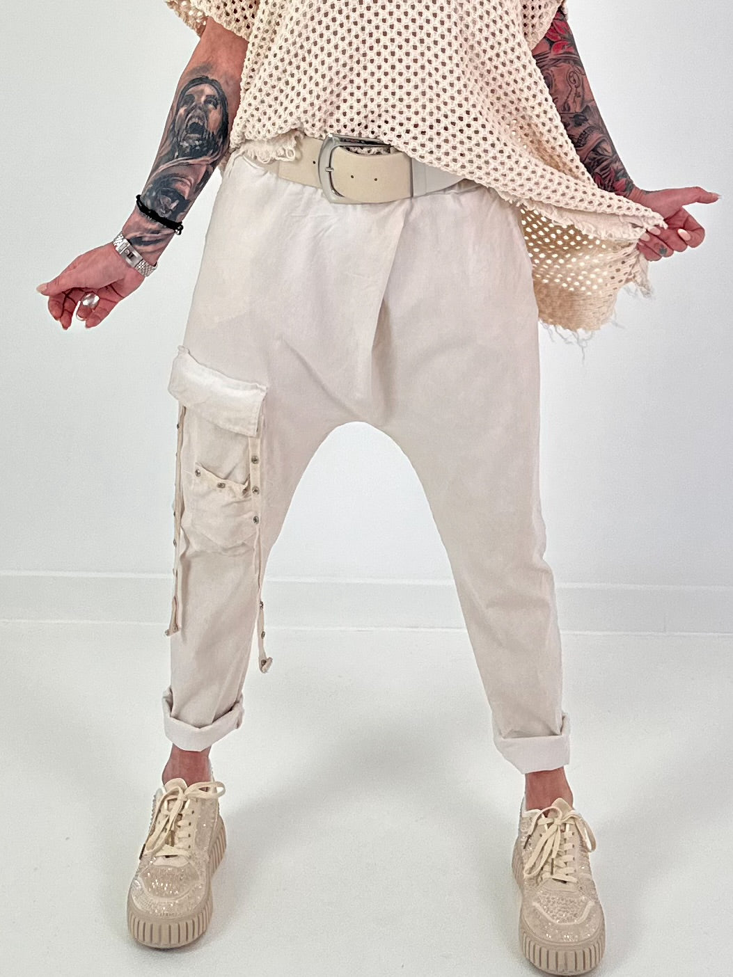 Baggy Hose mit aufgesetzter Cargo Tasche - beige