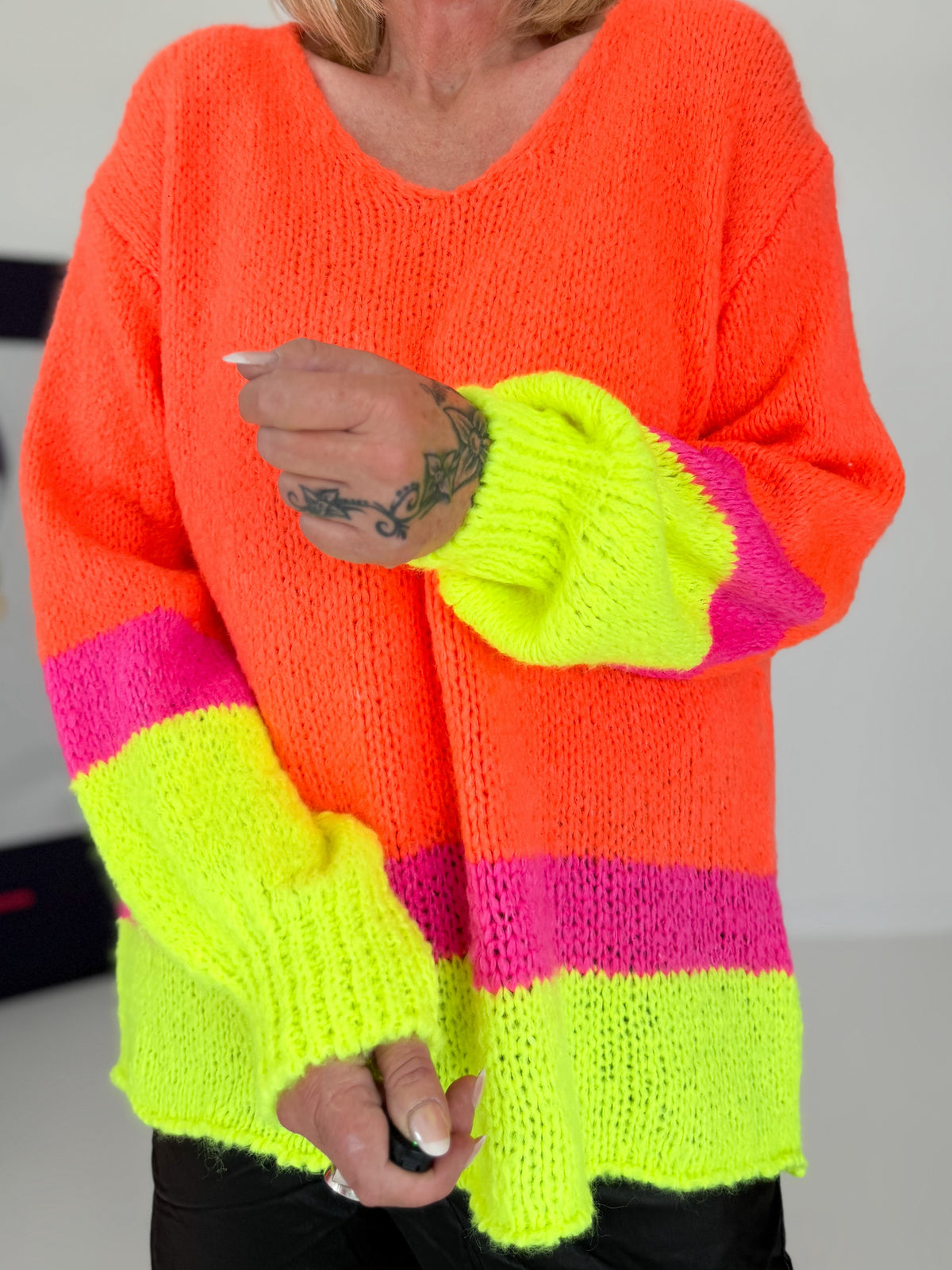 Pullover mit V-Ausschnitt - neonorange-mehrfarbig