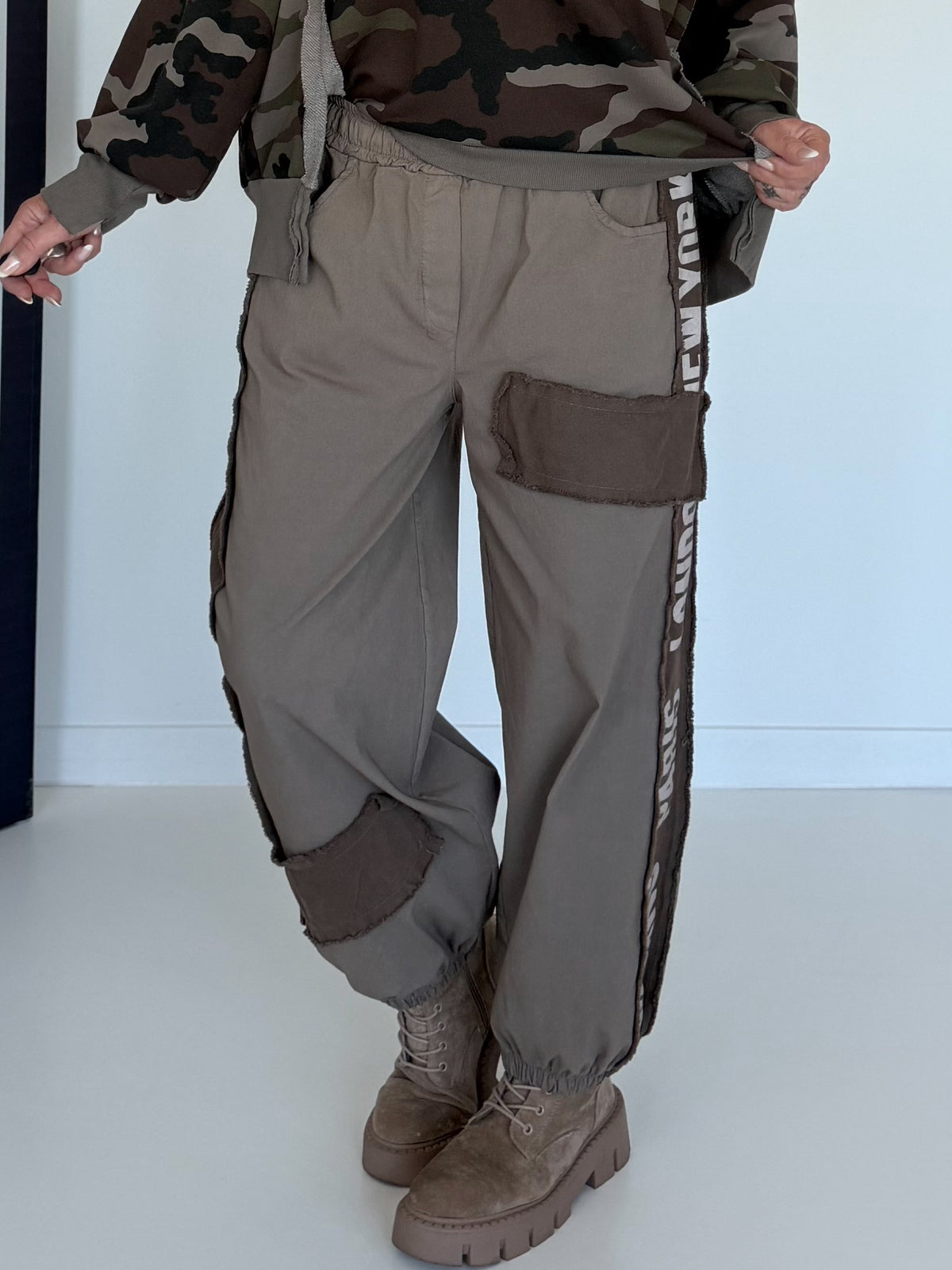 Hose mit City-Statement-Print - taupe
