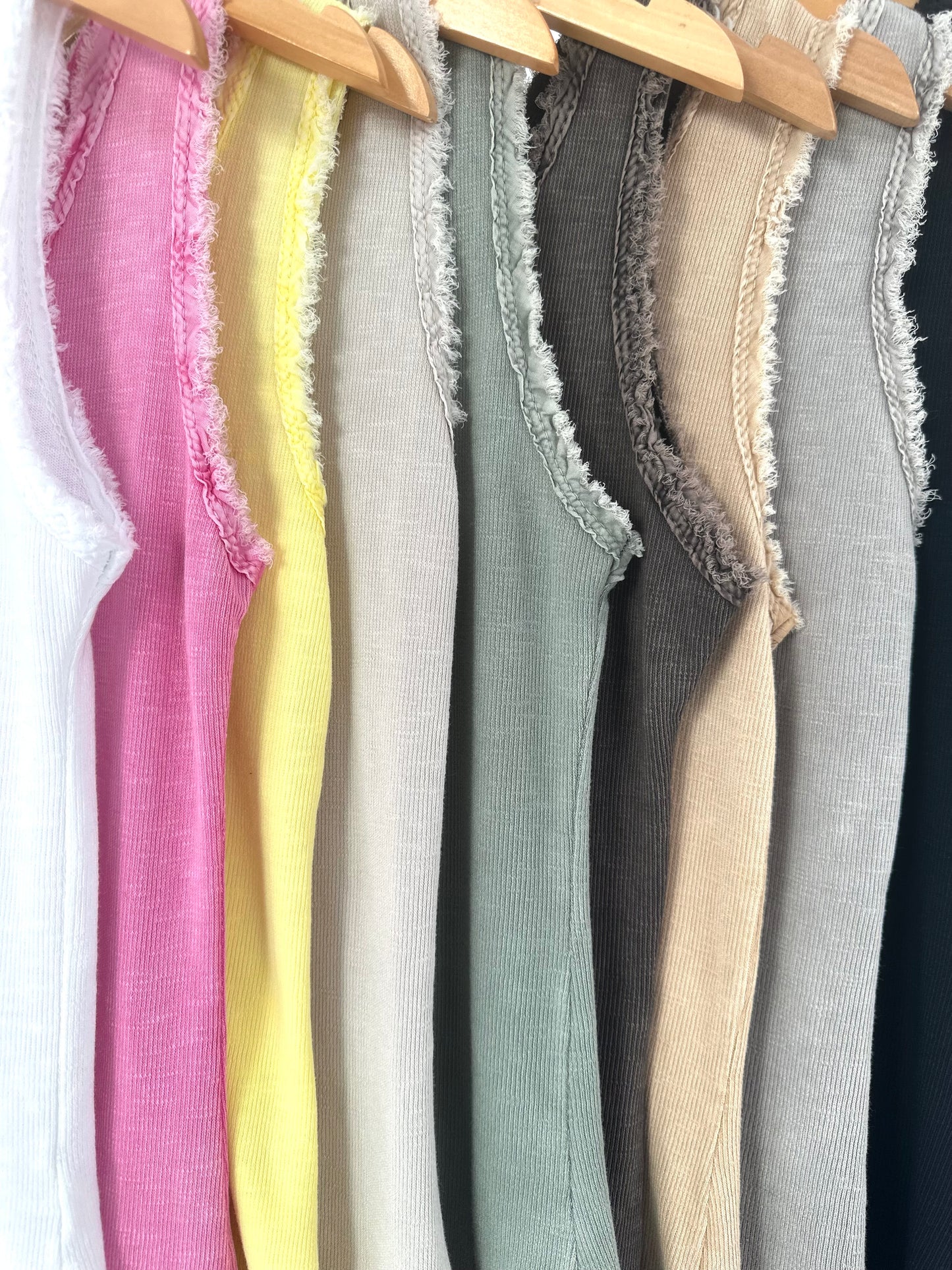 Basic Top mit Fransen-Details - 9 Farben
