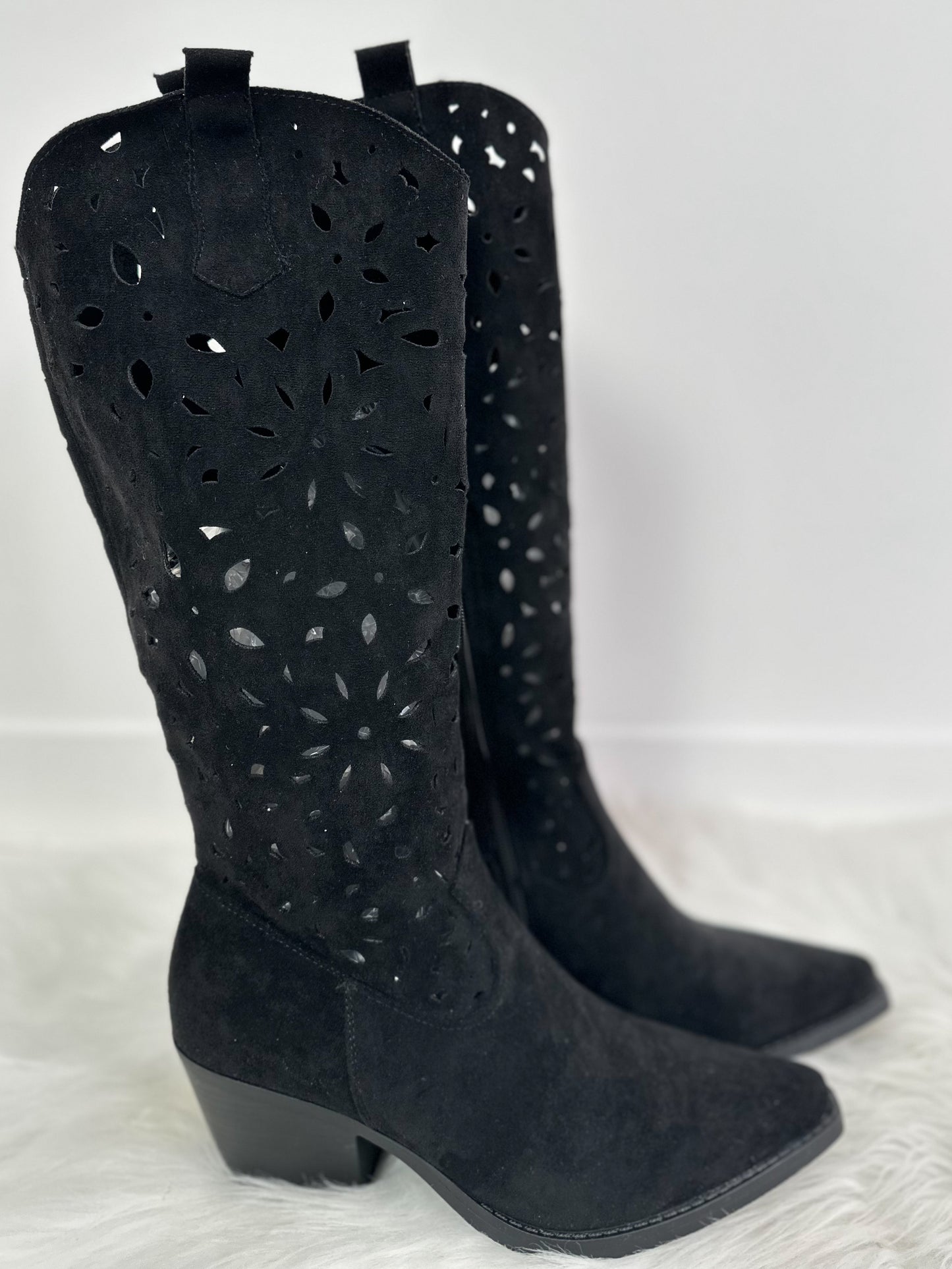 Boots with cut-out - black
