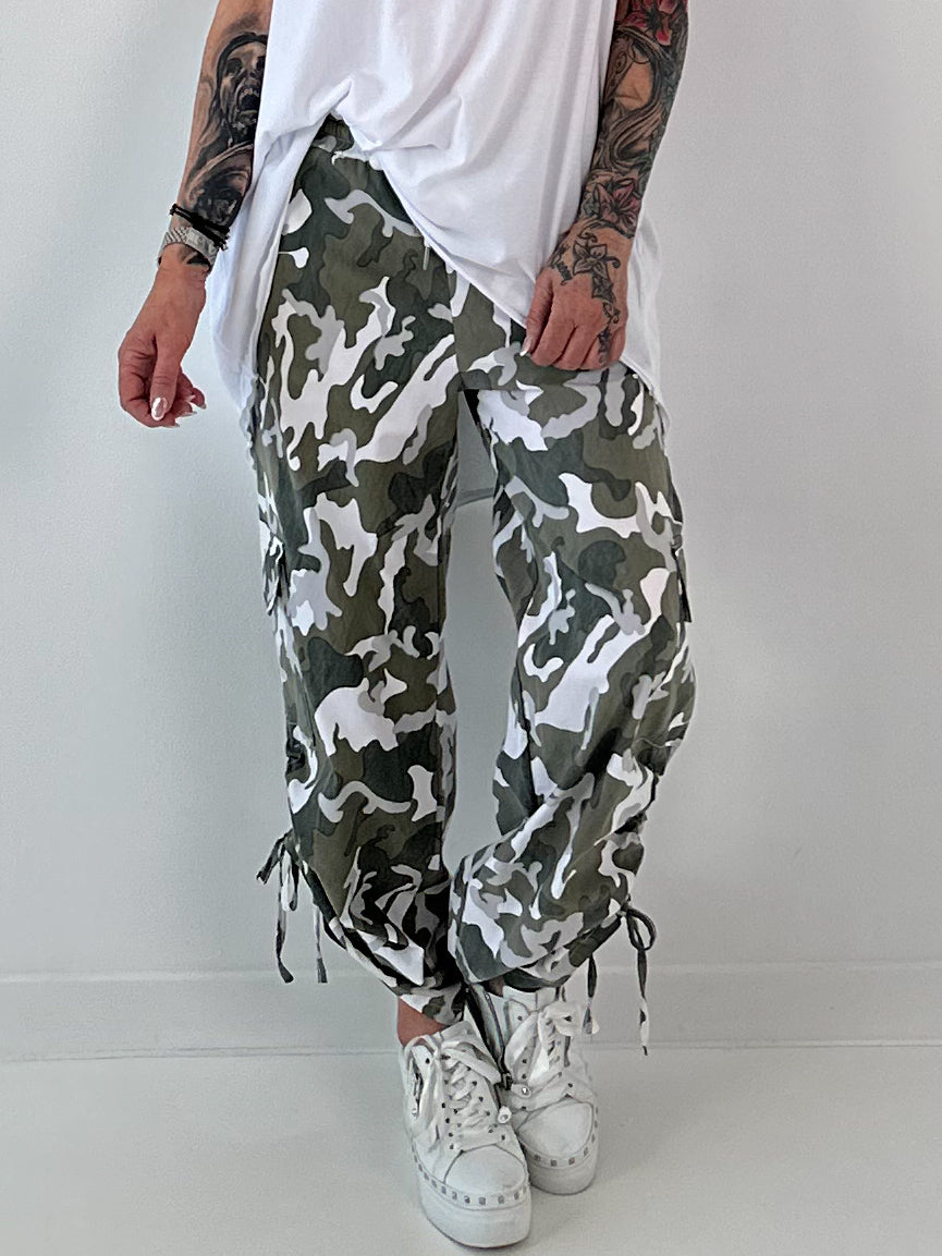 Cargo camouflage broek met smokwerk aan de pijp - kaki-wit