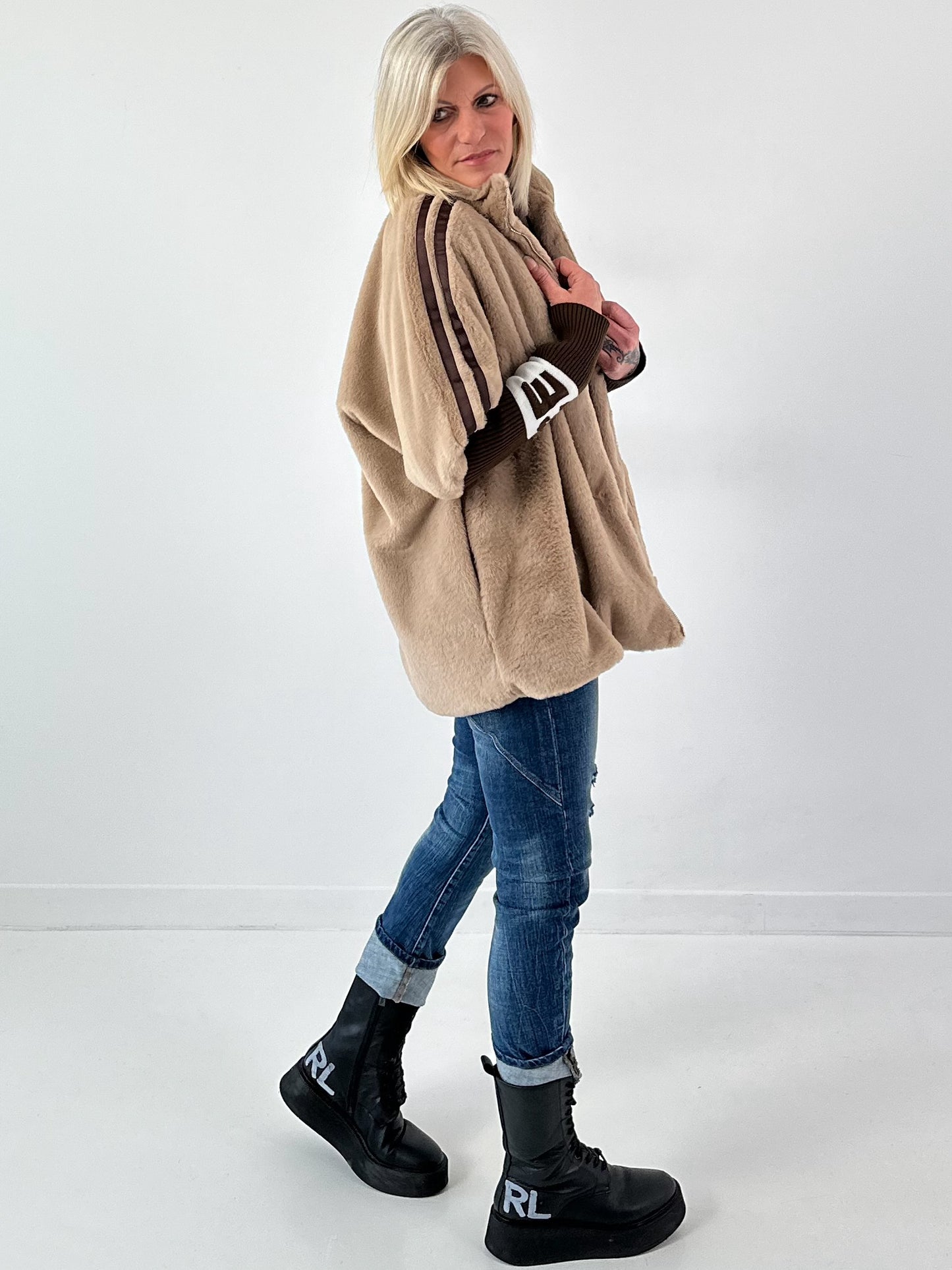 Bontjas met gebreide mouwen, model "Fluffline" - taupe