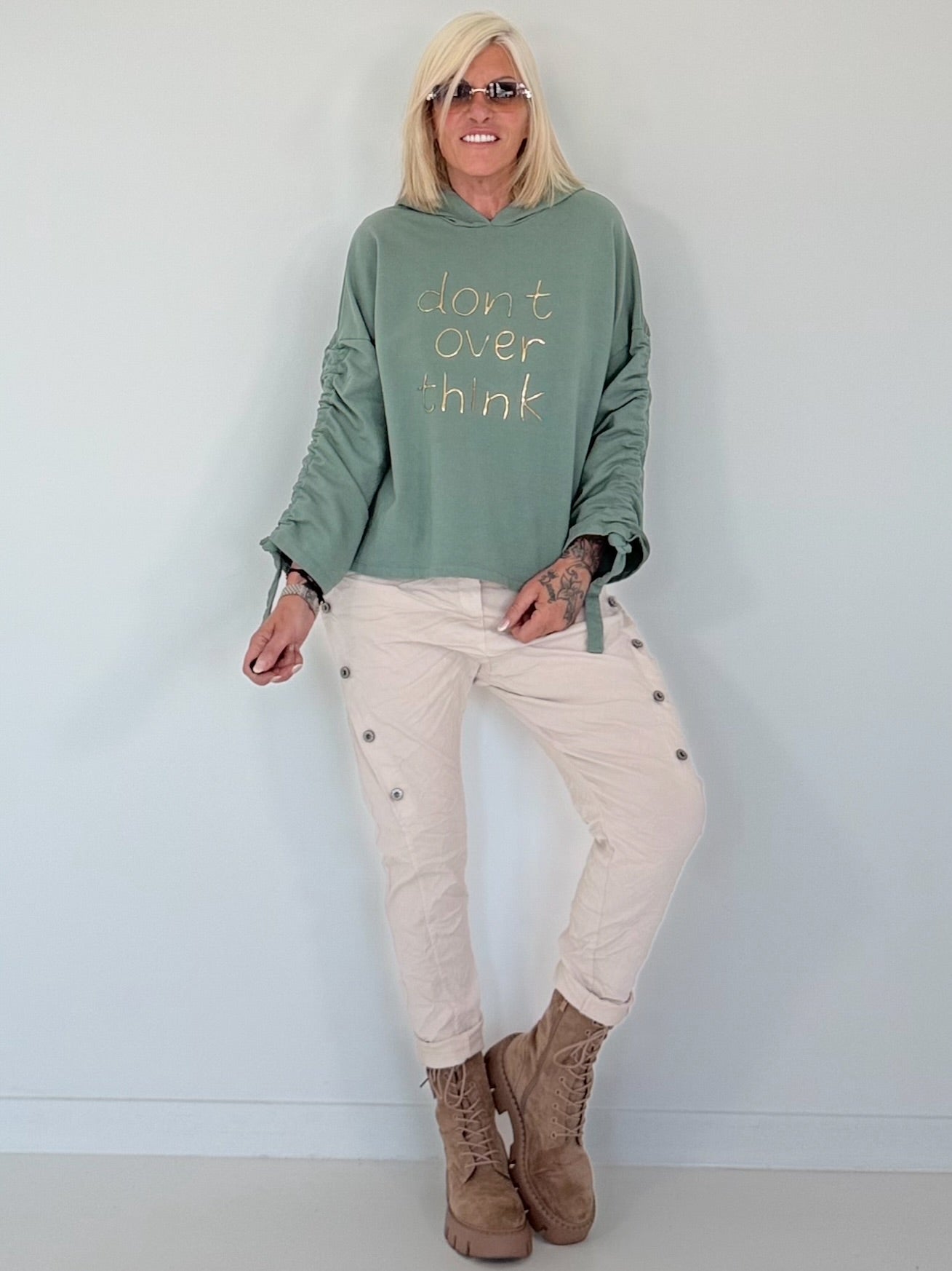 Hose mit elastischem Bund und seitlichen Knopfleisten - beige