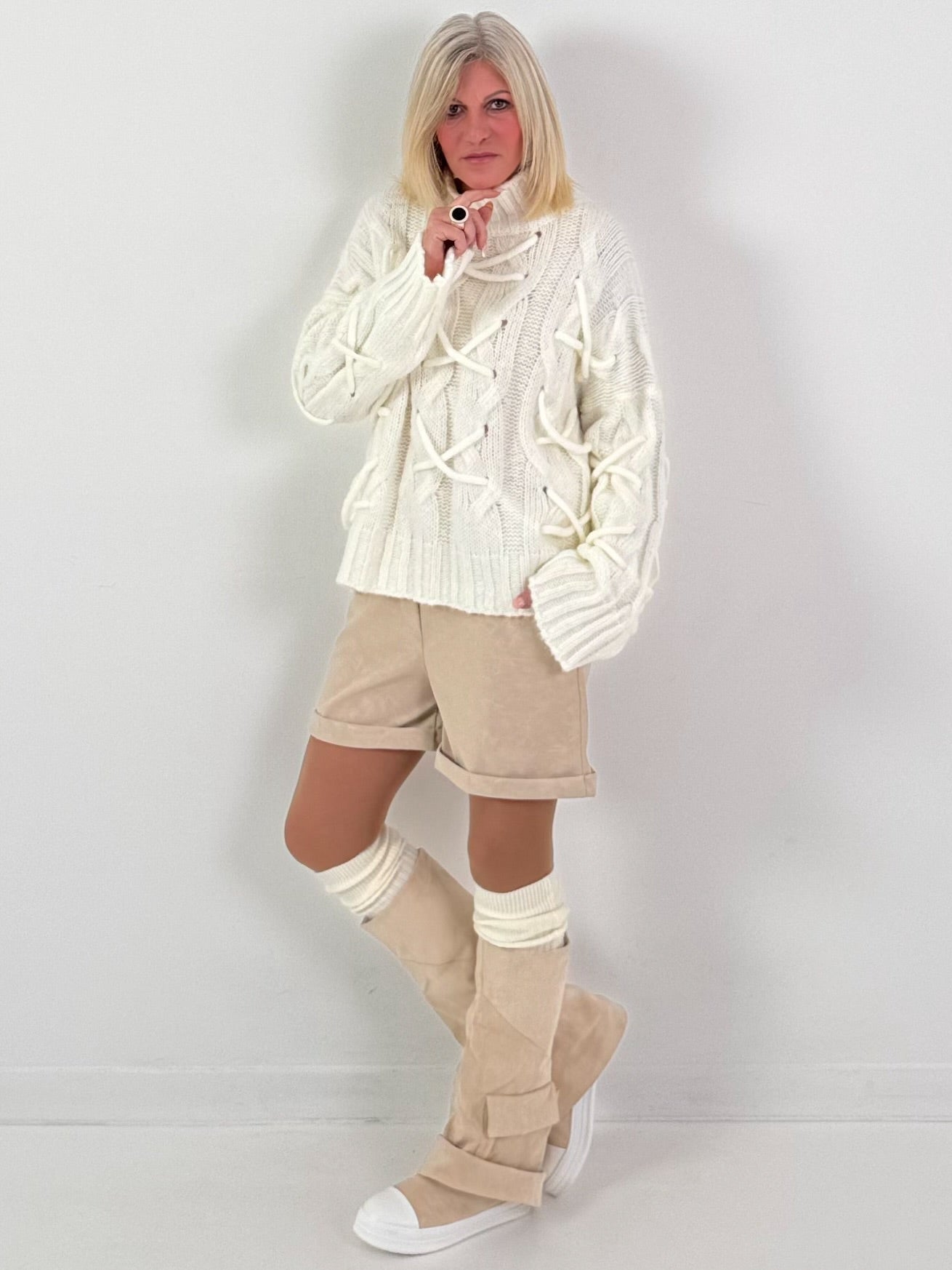 Trui model "Cozy Lace-Up" - ecru