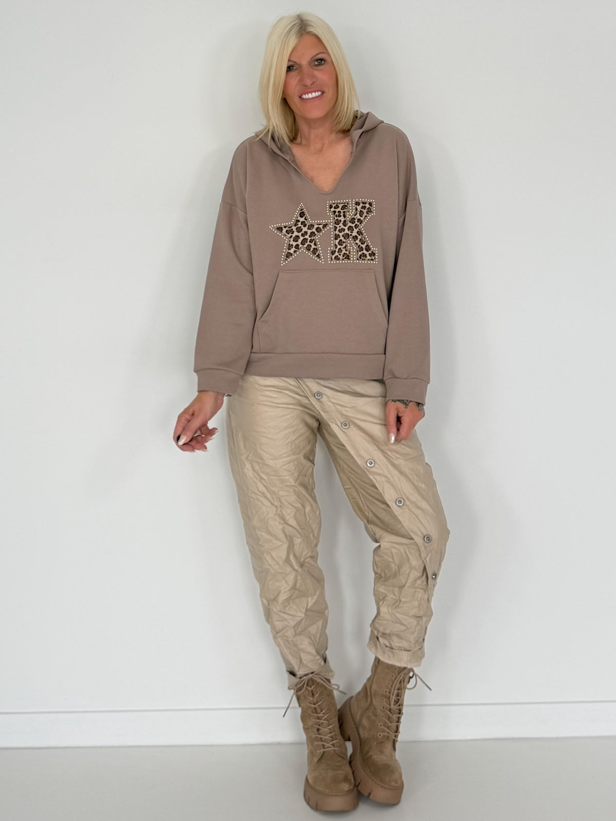 Hoodie mit Leo-Print und Nieten - taupe
