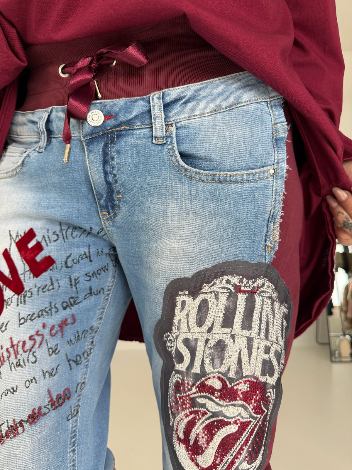 Jogg-Jeans im Used Look Love & Rock - denim-burgundi