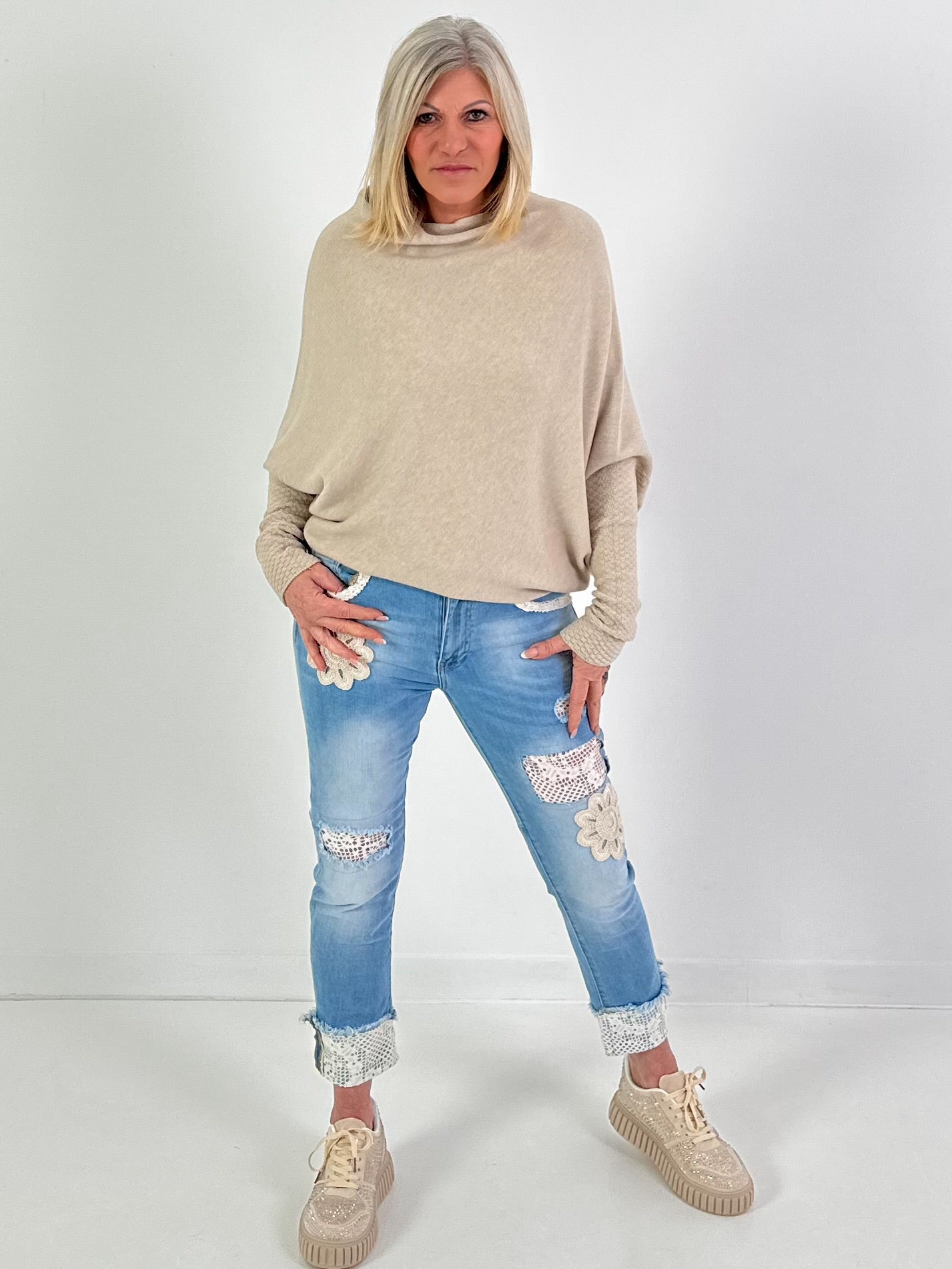 Trui met beenwarmers, model "Fluid Form" - beige