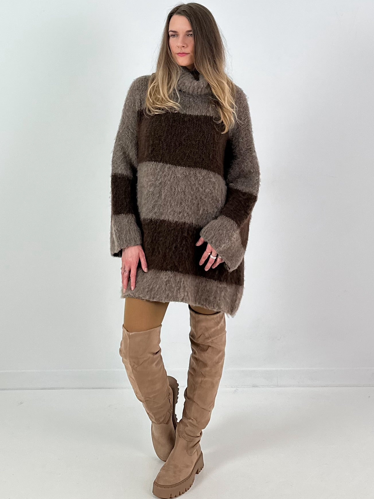 Lange trui/jurk model "Velvet Flow" - koffie-taupe