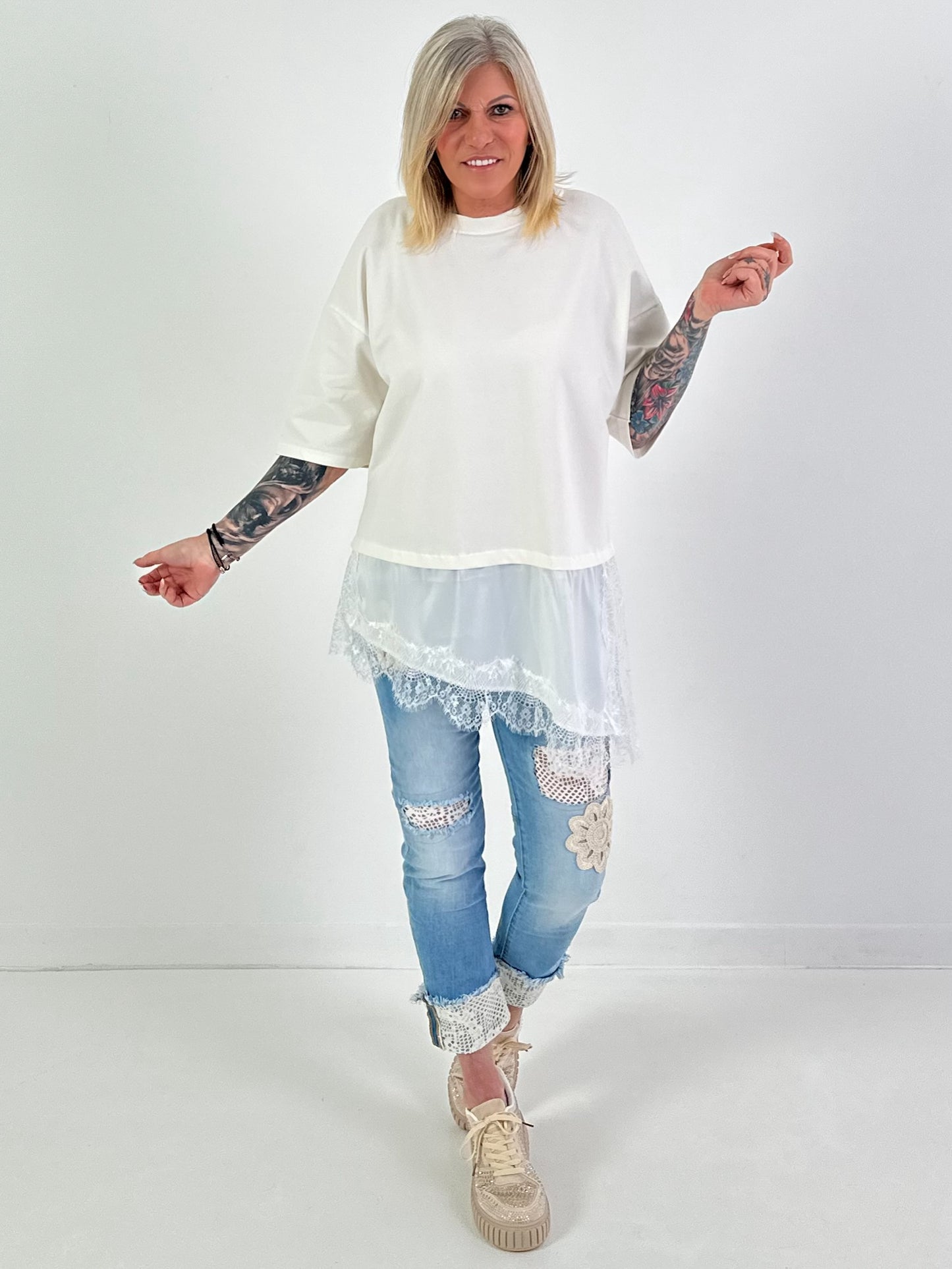 Shirt Modell "Layered Grace" - offwhite