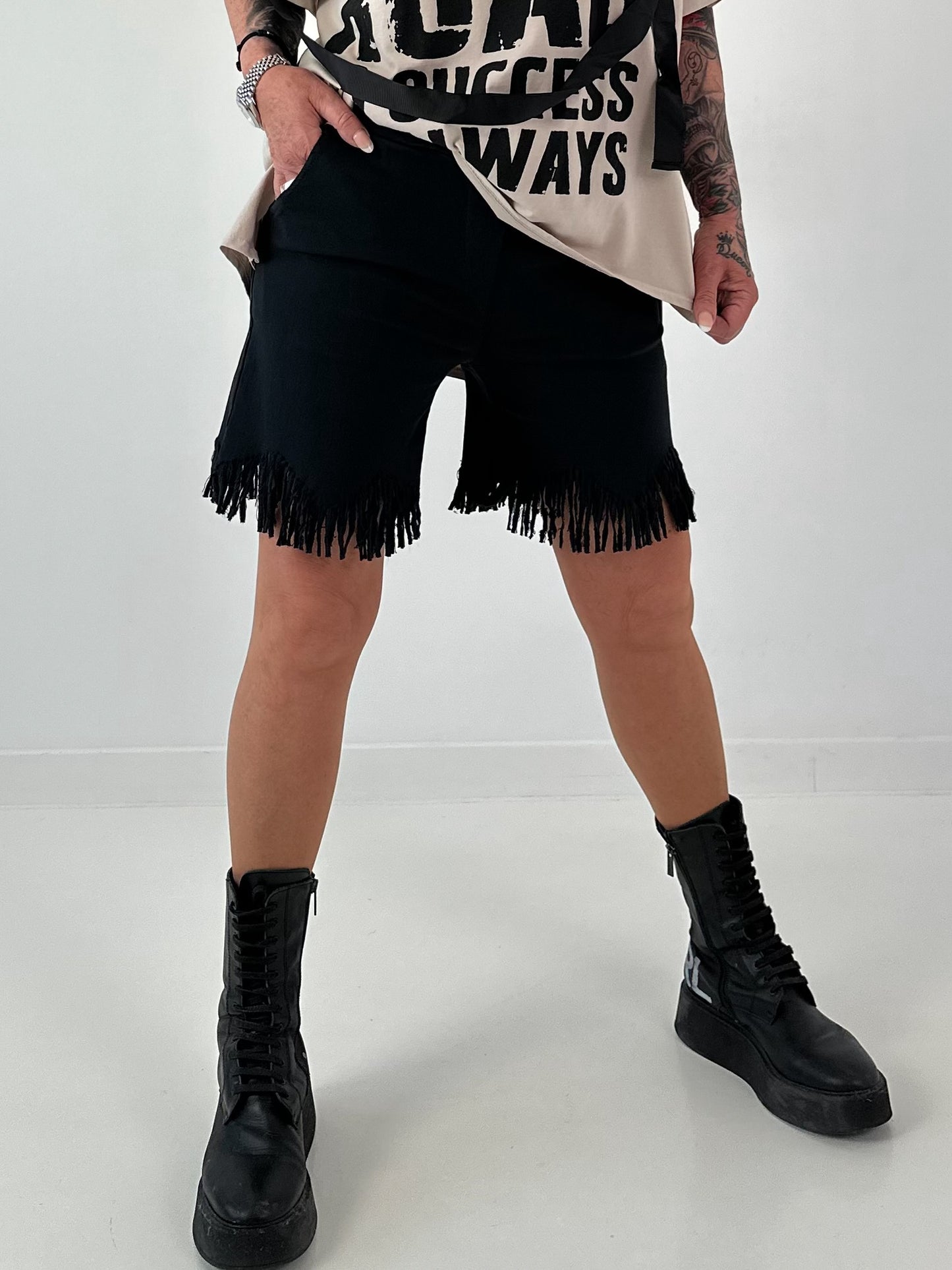 Kurze Hose mit fransigem Abschluss - schwarz