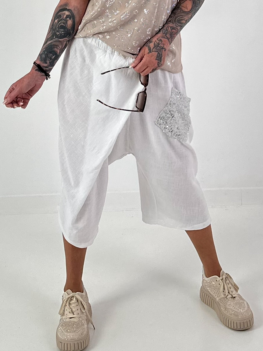 Kurze Leinen Baggy mit Überwurf und Paillettendetails - weiss