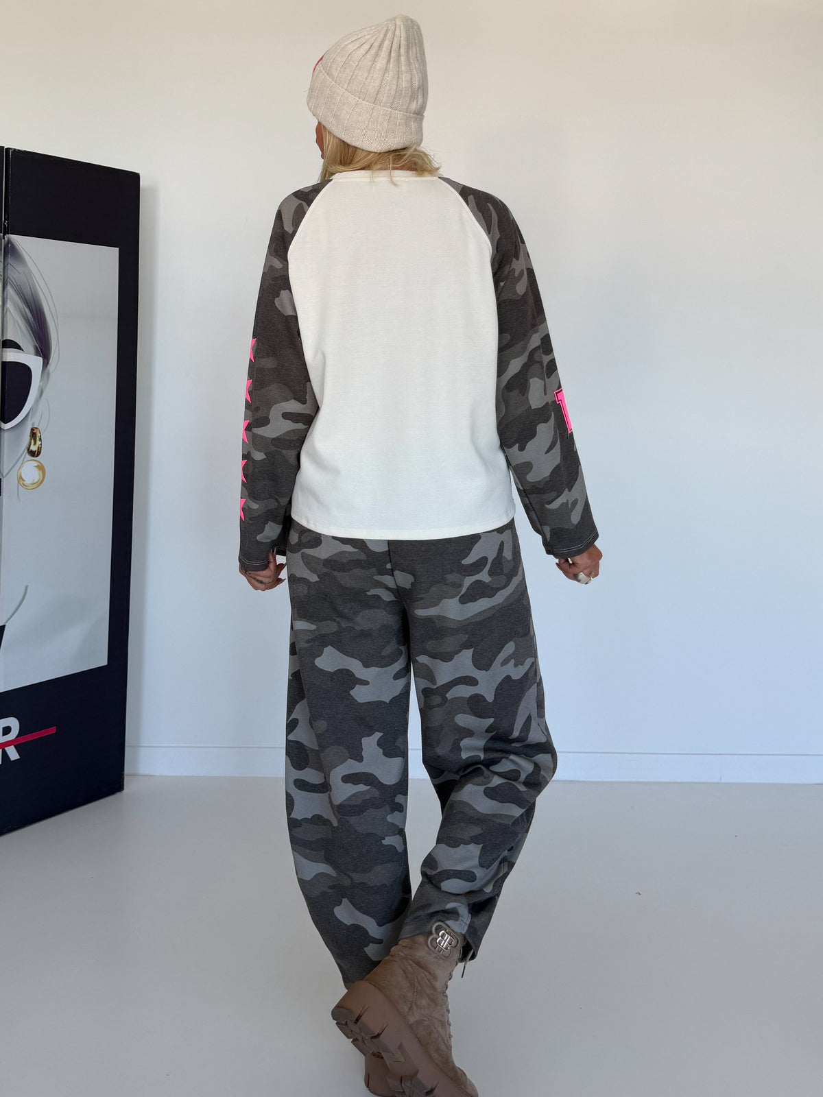 Sweater with camouflage sleeves and 3D print - beige-taupe-multicolored