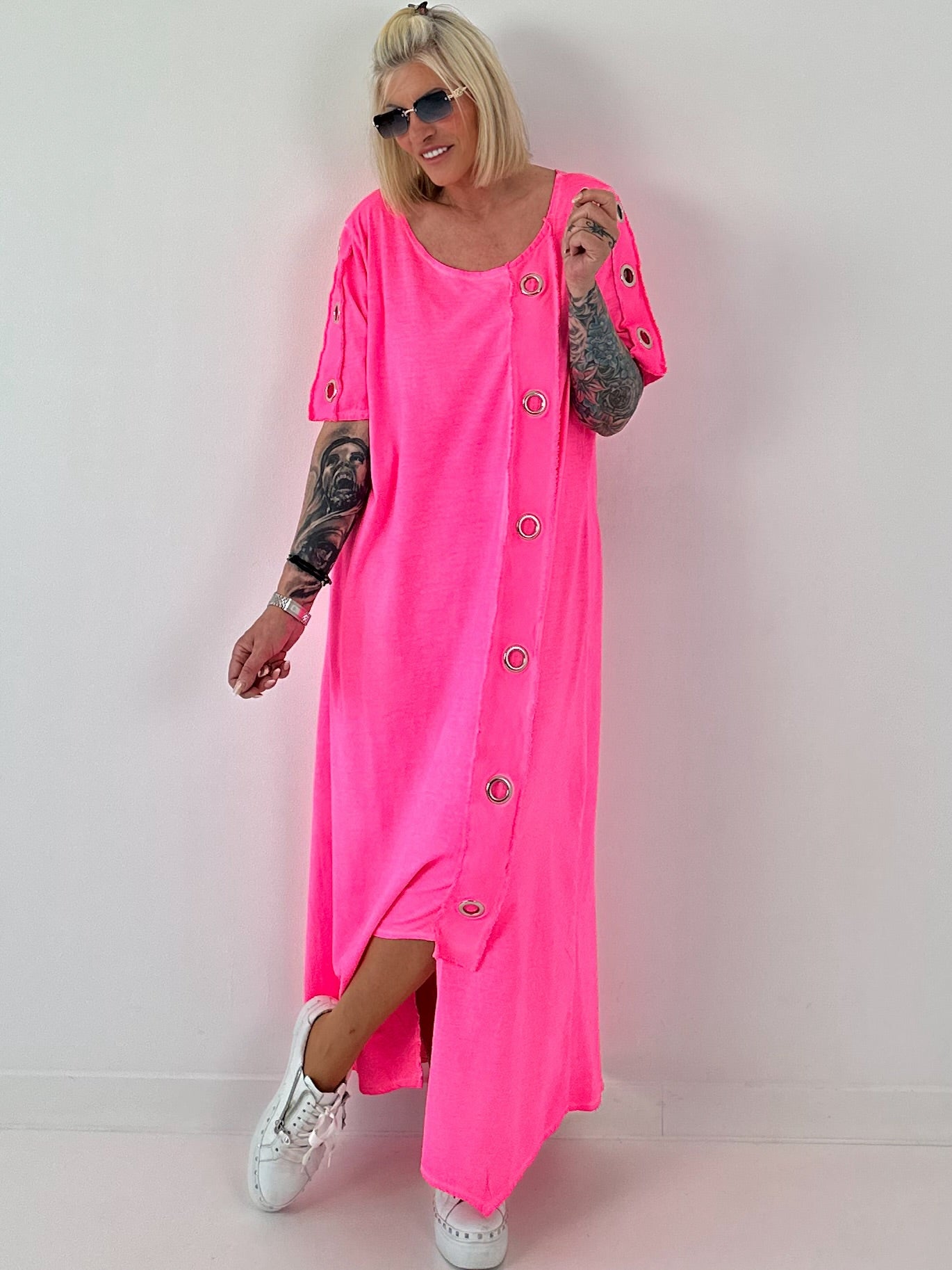 T-Shirt Kleid mit Ösen -neonpink