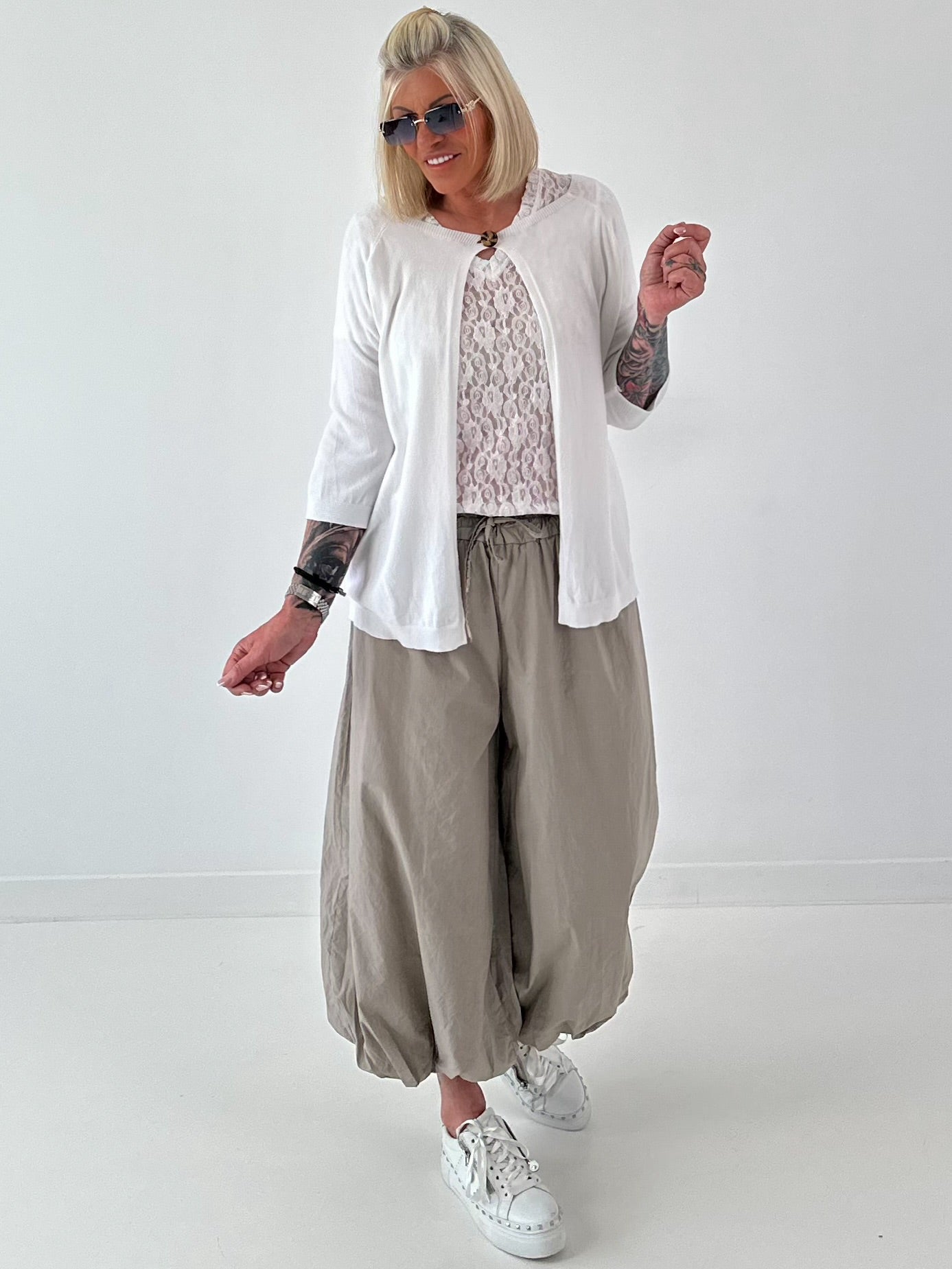Leichte Feinstrickjacke mit Knopf- weiss