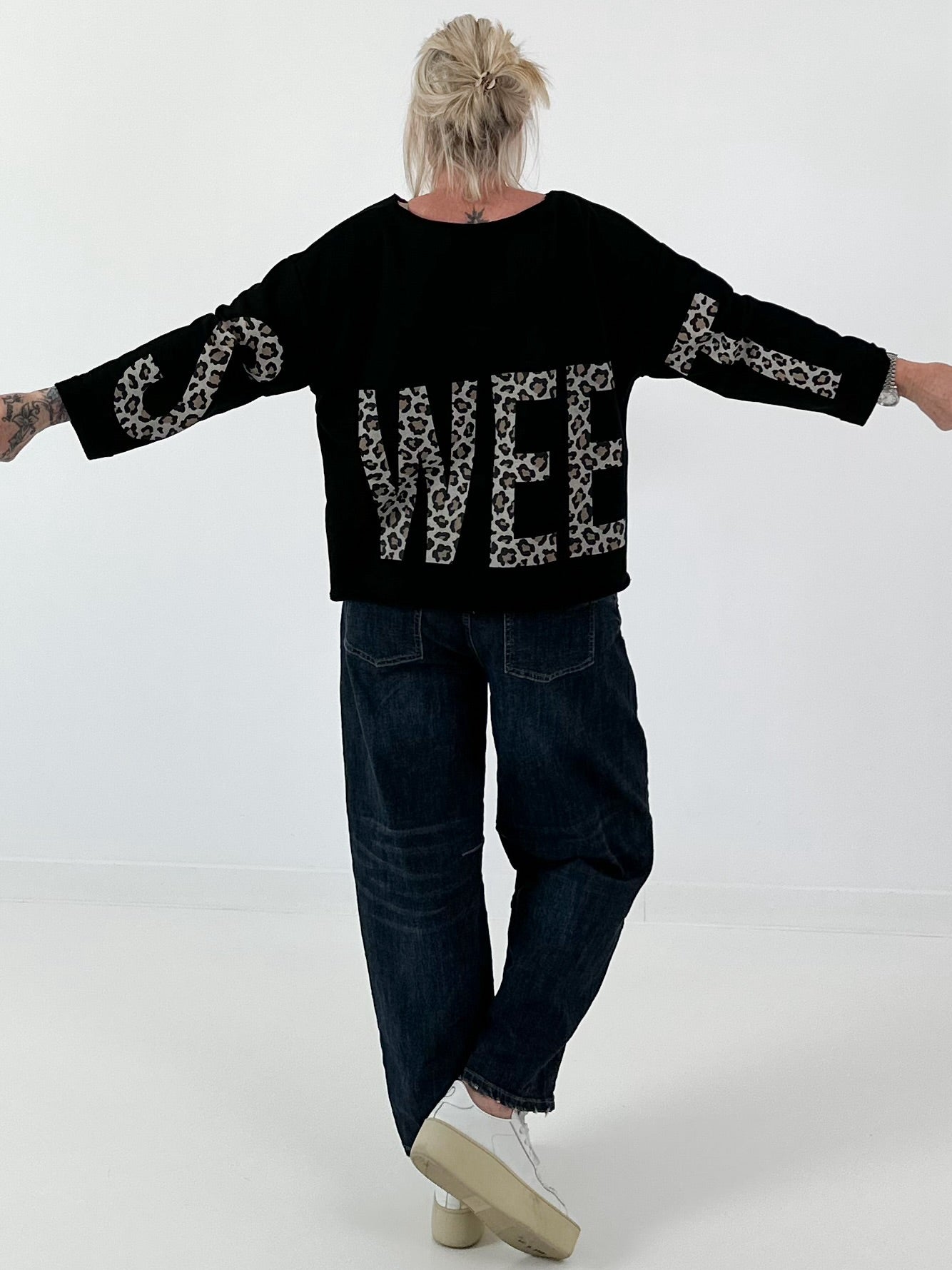Sweatshirt SWEET mit Leo-Print - schwarz