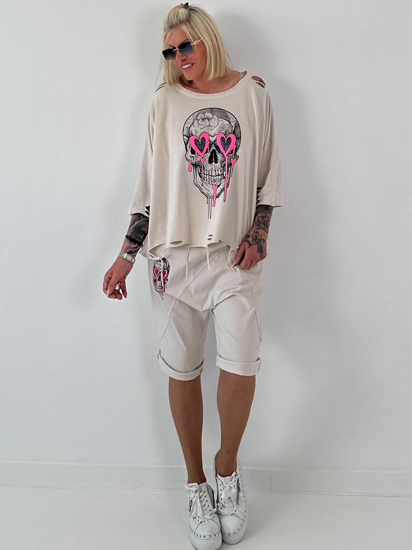 Oversized Shirt mit Cut Outs und Skull - beige