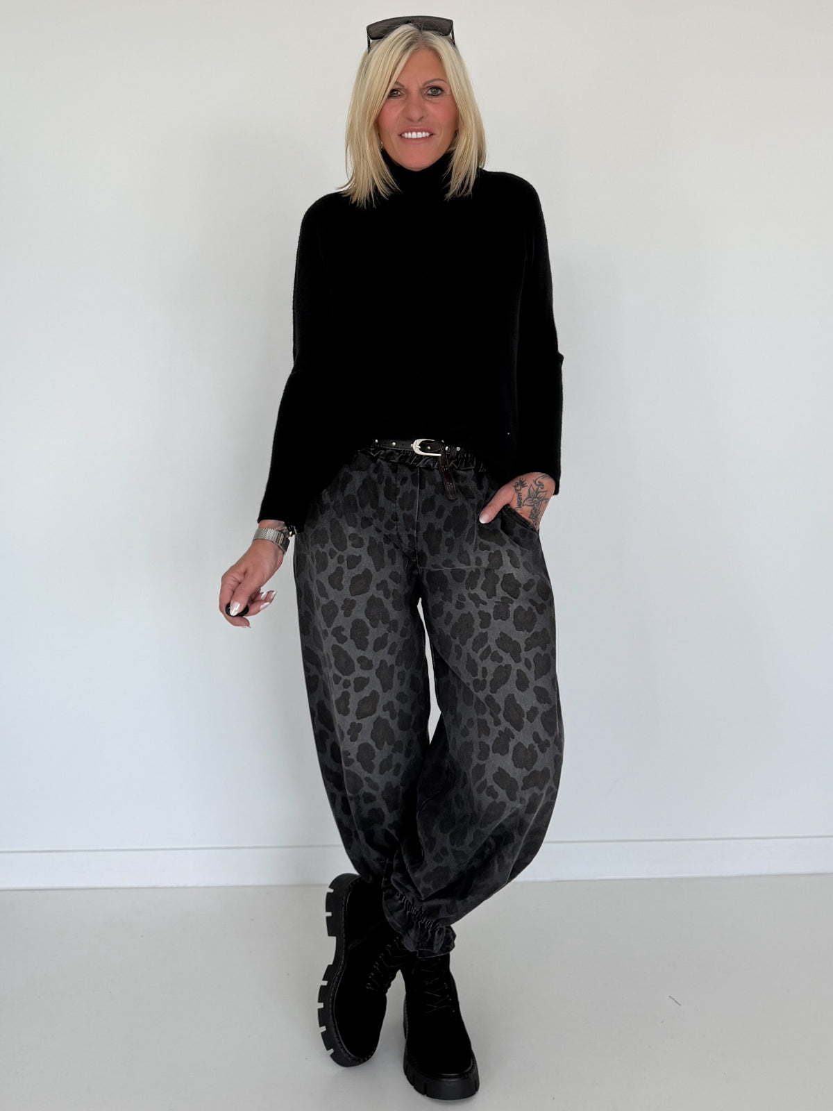Jeans-Pumphose im Allover-Leoprint mit Gürtel - used-black ( lieferbar ab ca.09.10.26)
