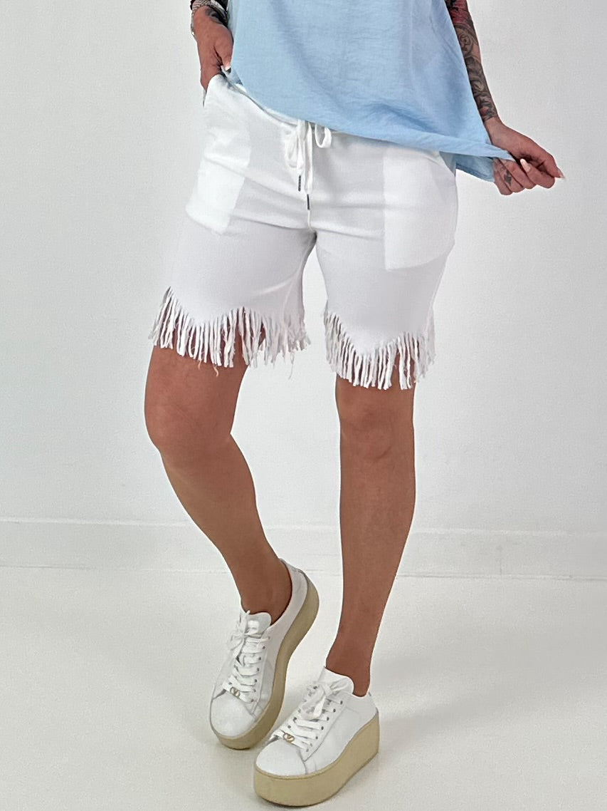Kurze Hose mit fransigem Abschluss - weiss
